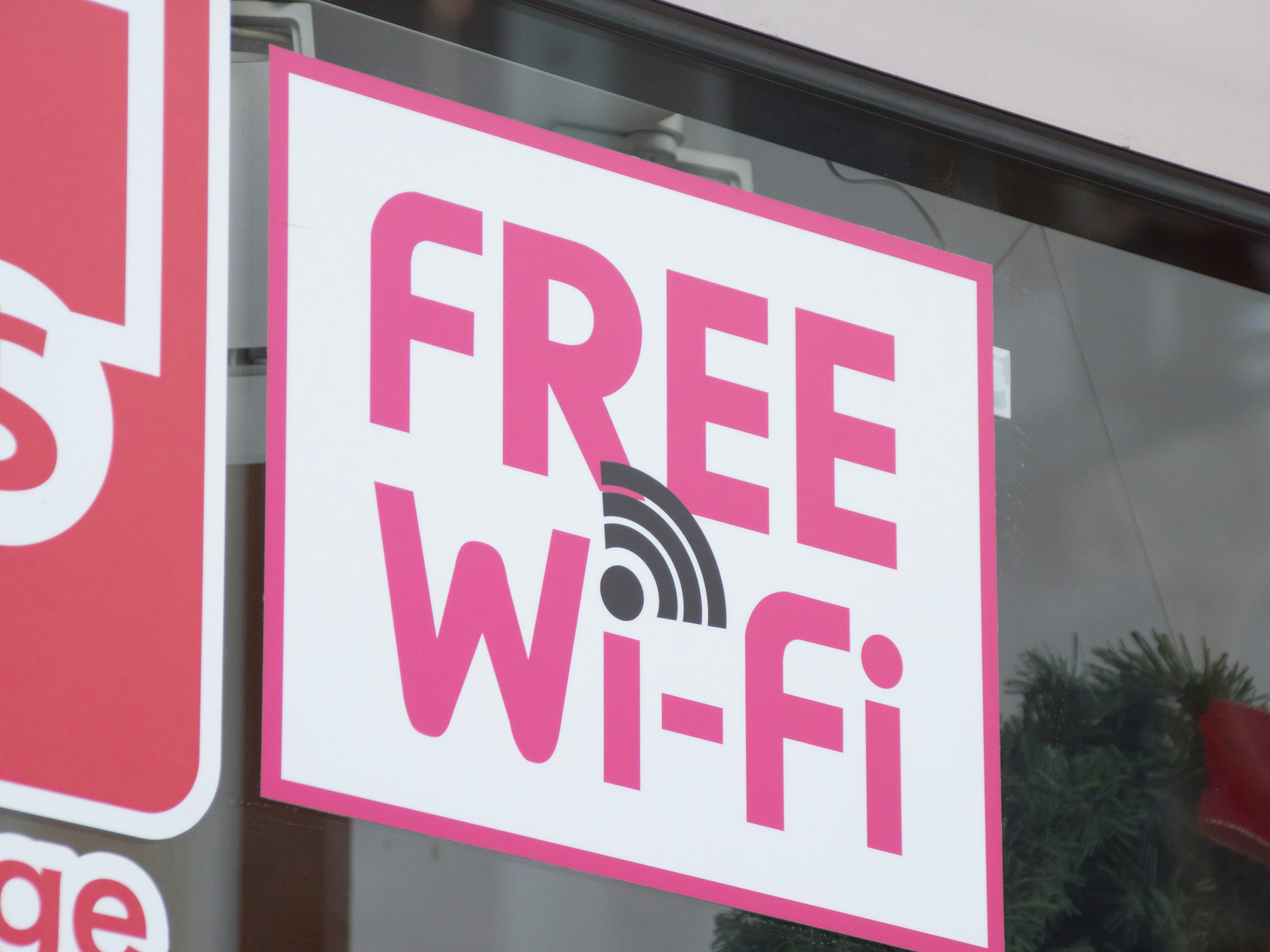 Panneau affichant le Wi-Fi gratuit à la fenêtre d'un magasin