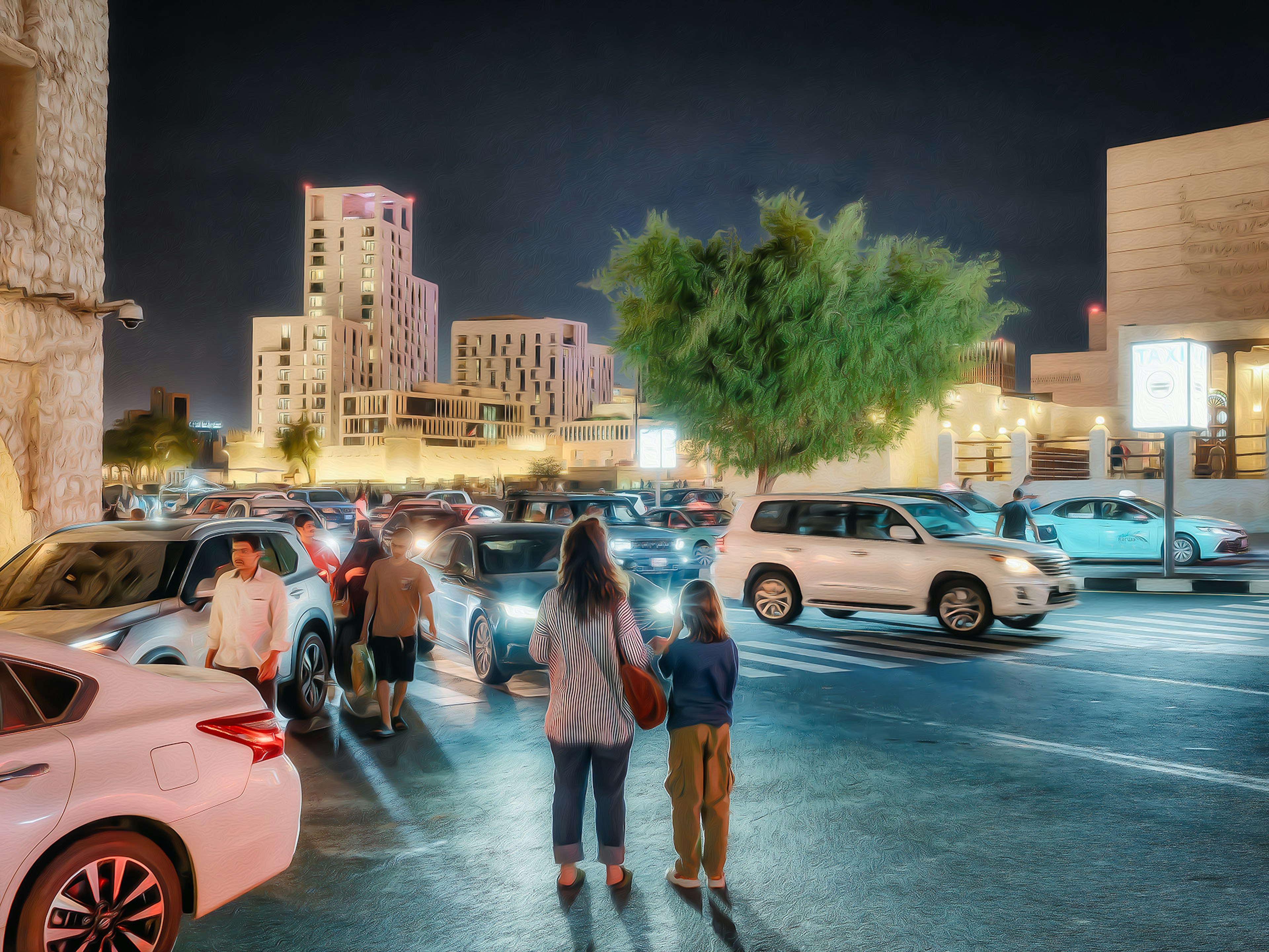 Familia de pie en un estacionamiento de noche con edificios de fondo y coches estacionados