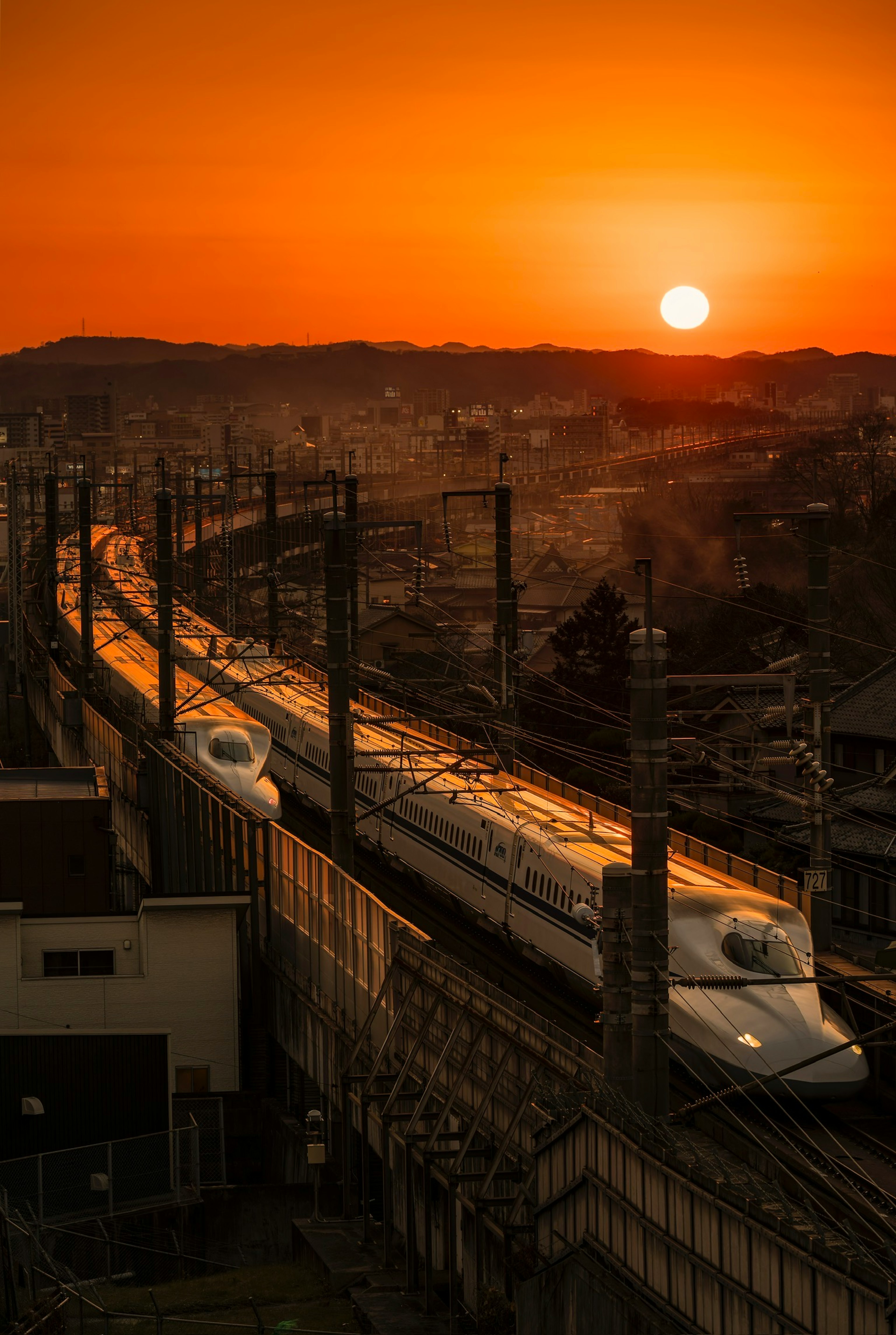 在日落背景下行駛的新幹線列車