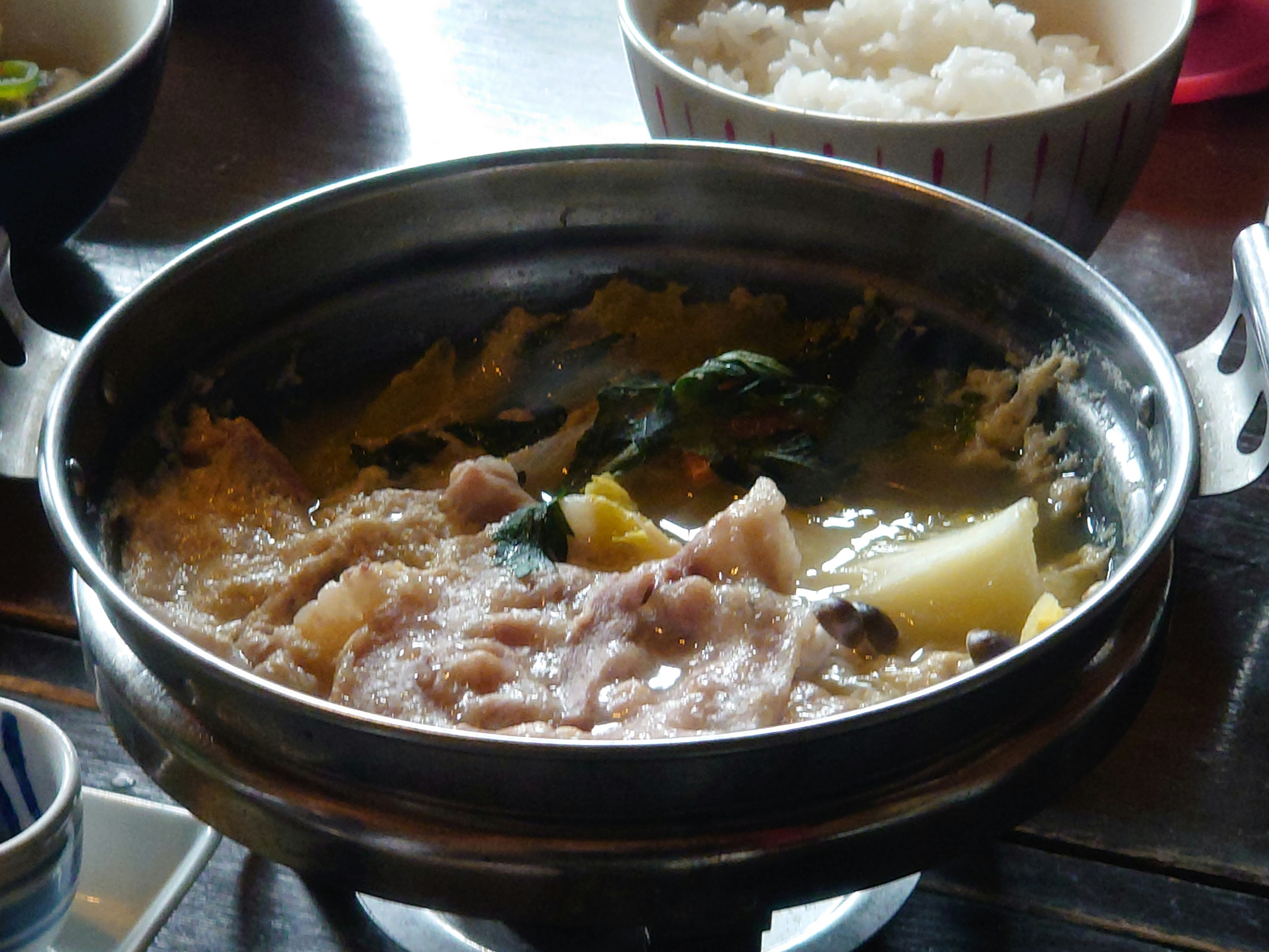 鍋料理に豚肉と野菜が入った鍋の写真