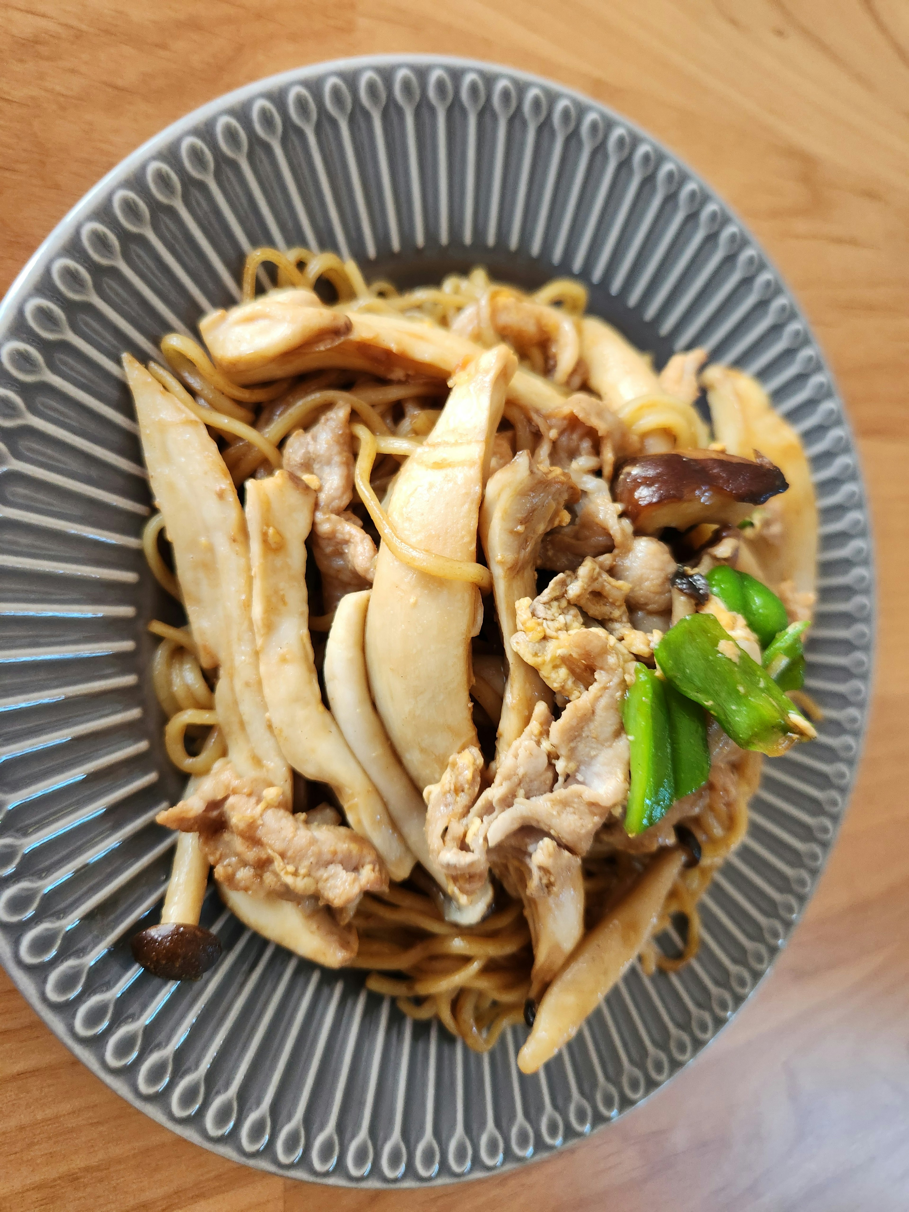 白い麺と鶏肉の炒め物が盛られた皿