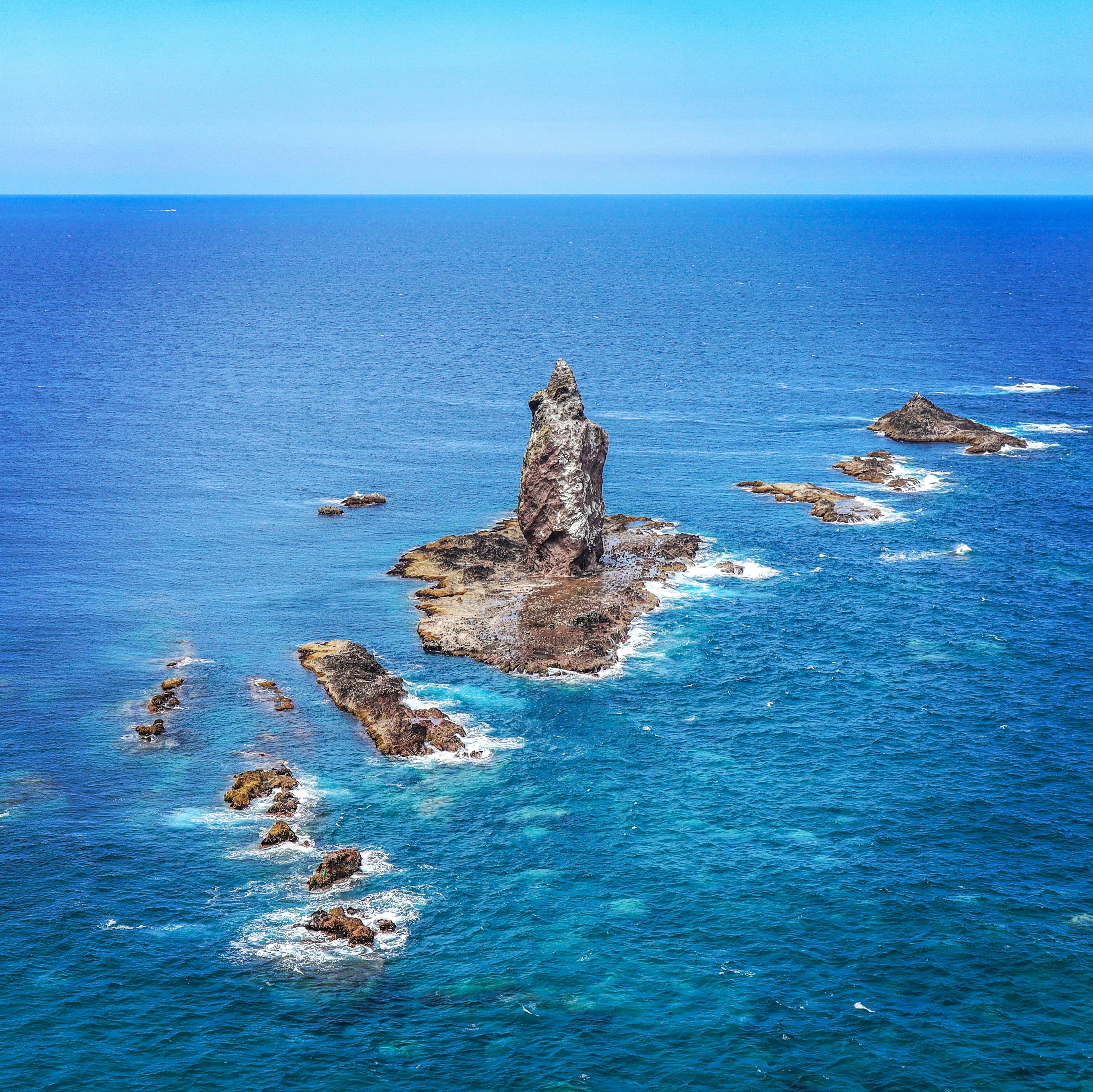 青い海に浮かぶ岩の島々の風景