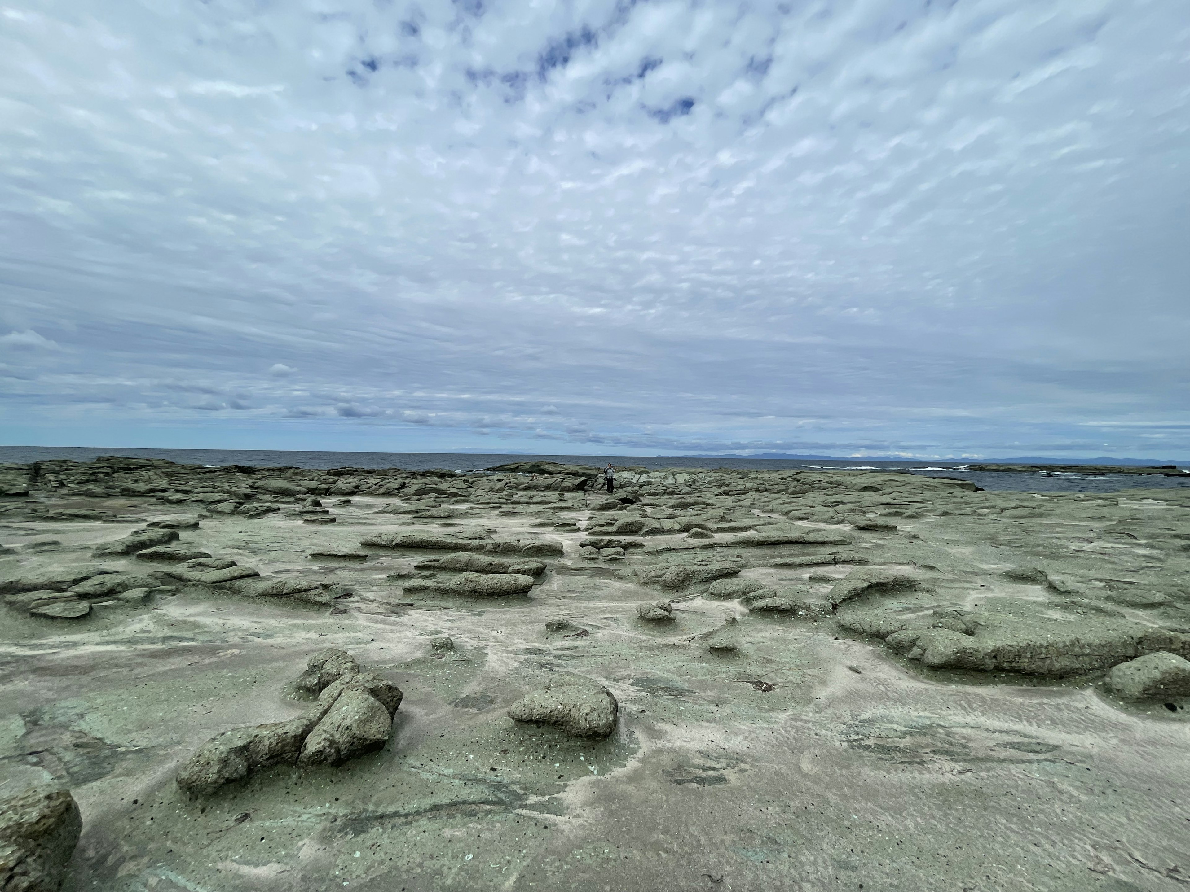 Paysage rocheux vaste sous un ciel nuageux