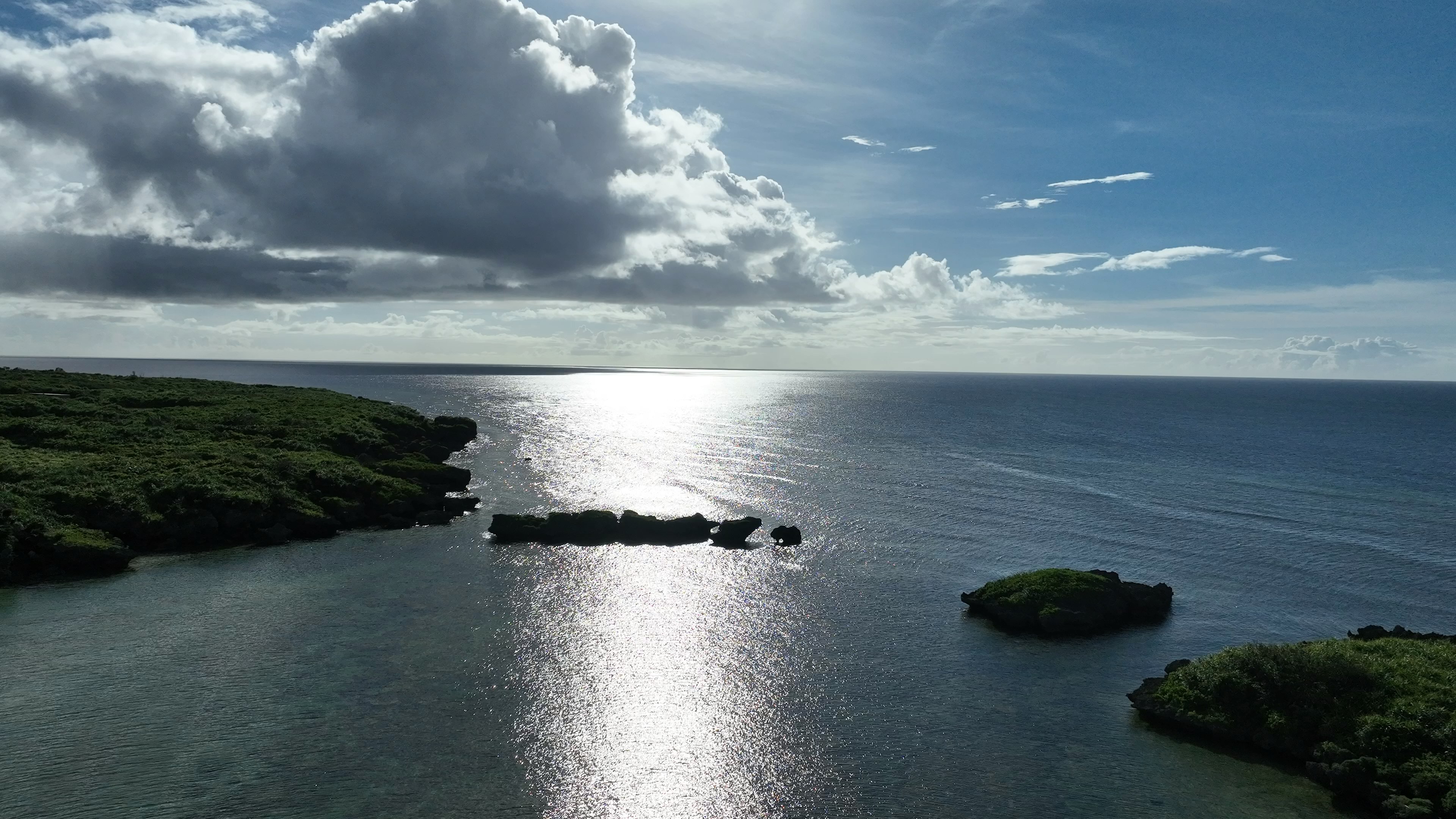 Malerei von blauem Meer und Himmel mit schimmerndem Sonnenlicht