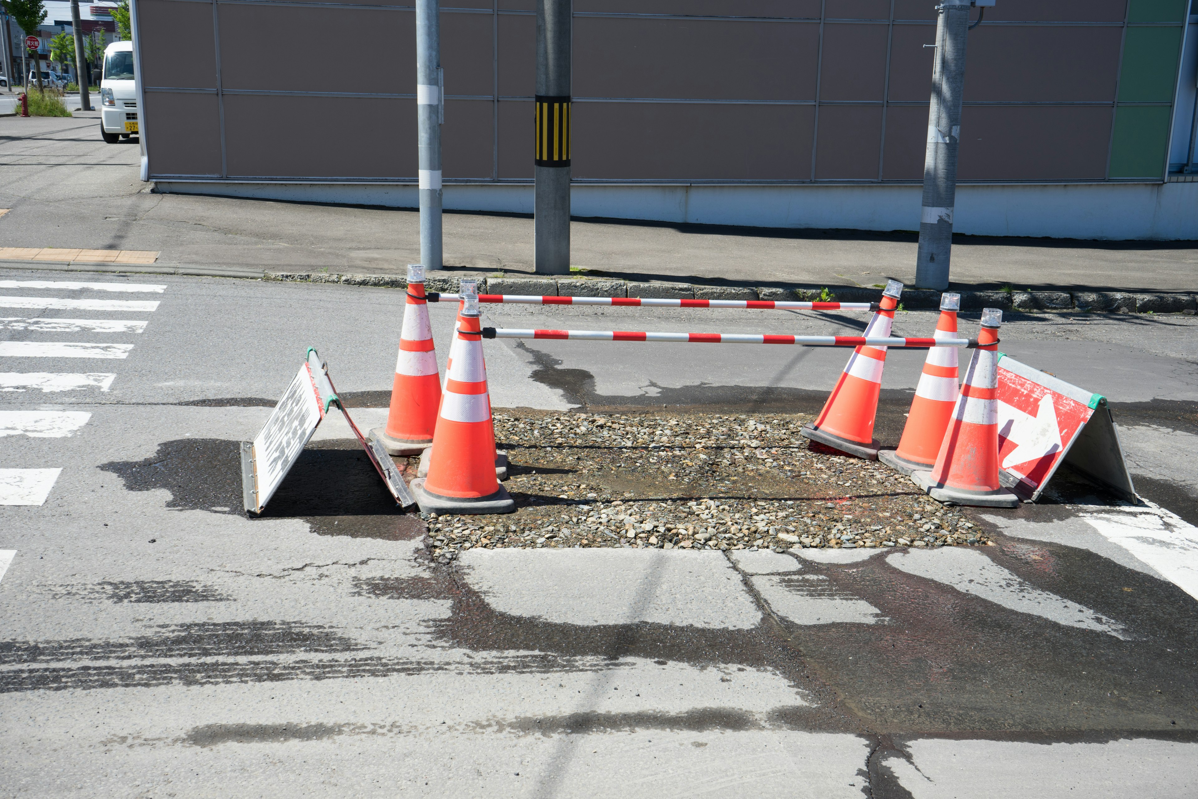 Area di costruzione segnata da coni e barriere su una strada