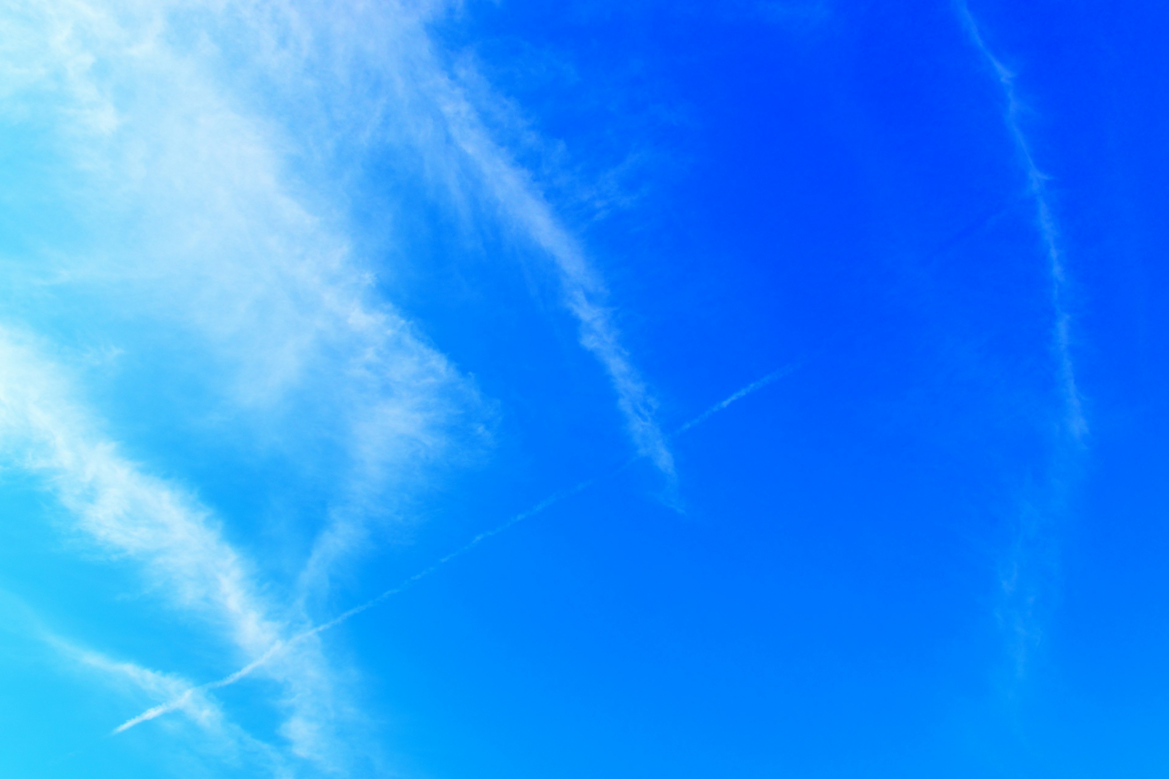 Weiße Wolkenstreifen in einem hellblauen Himmel