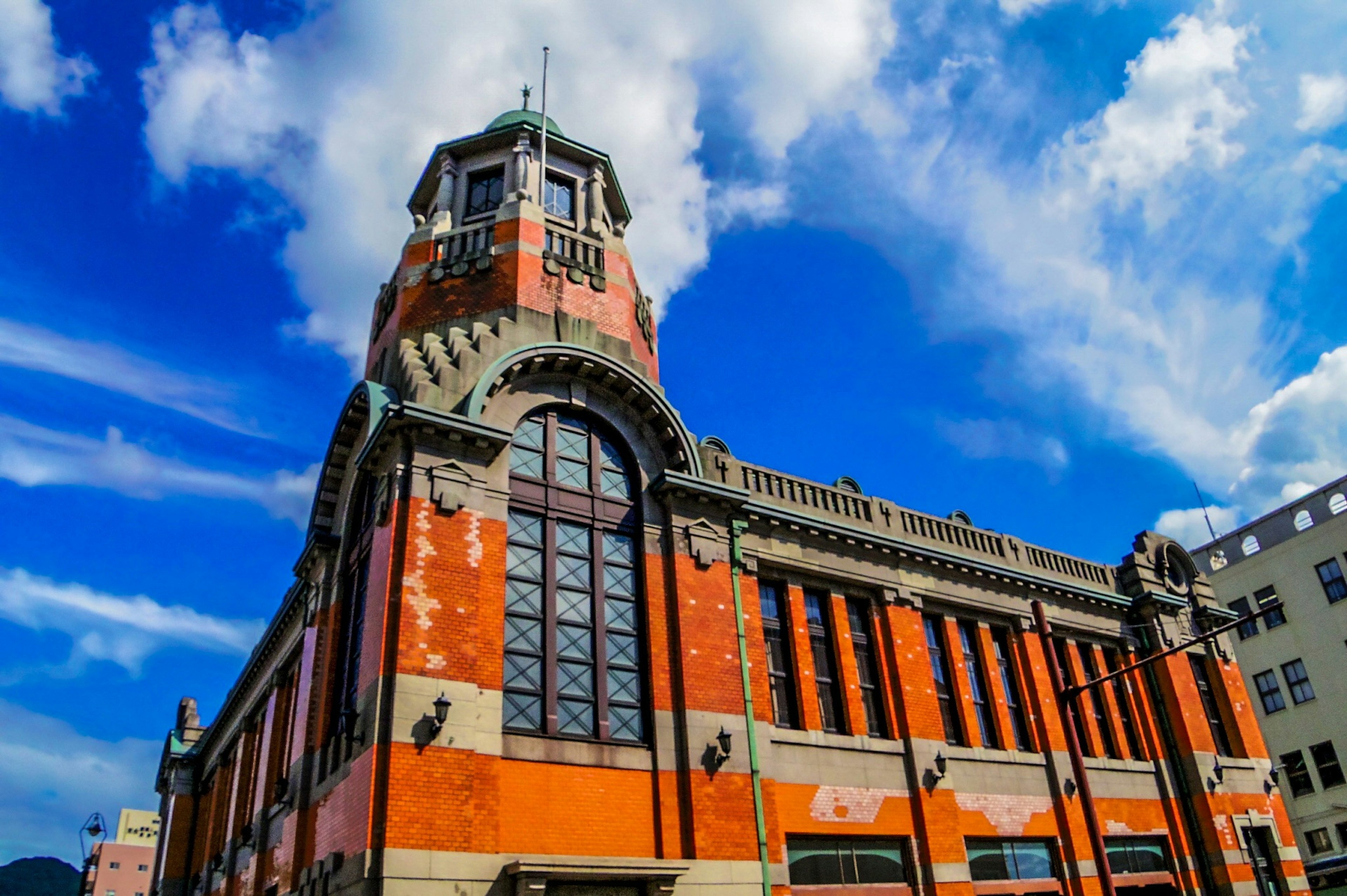 Bâtiment historique avec façade orange sous un ciel bleu