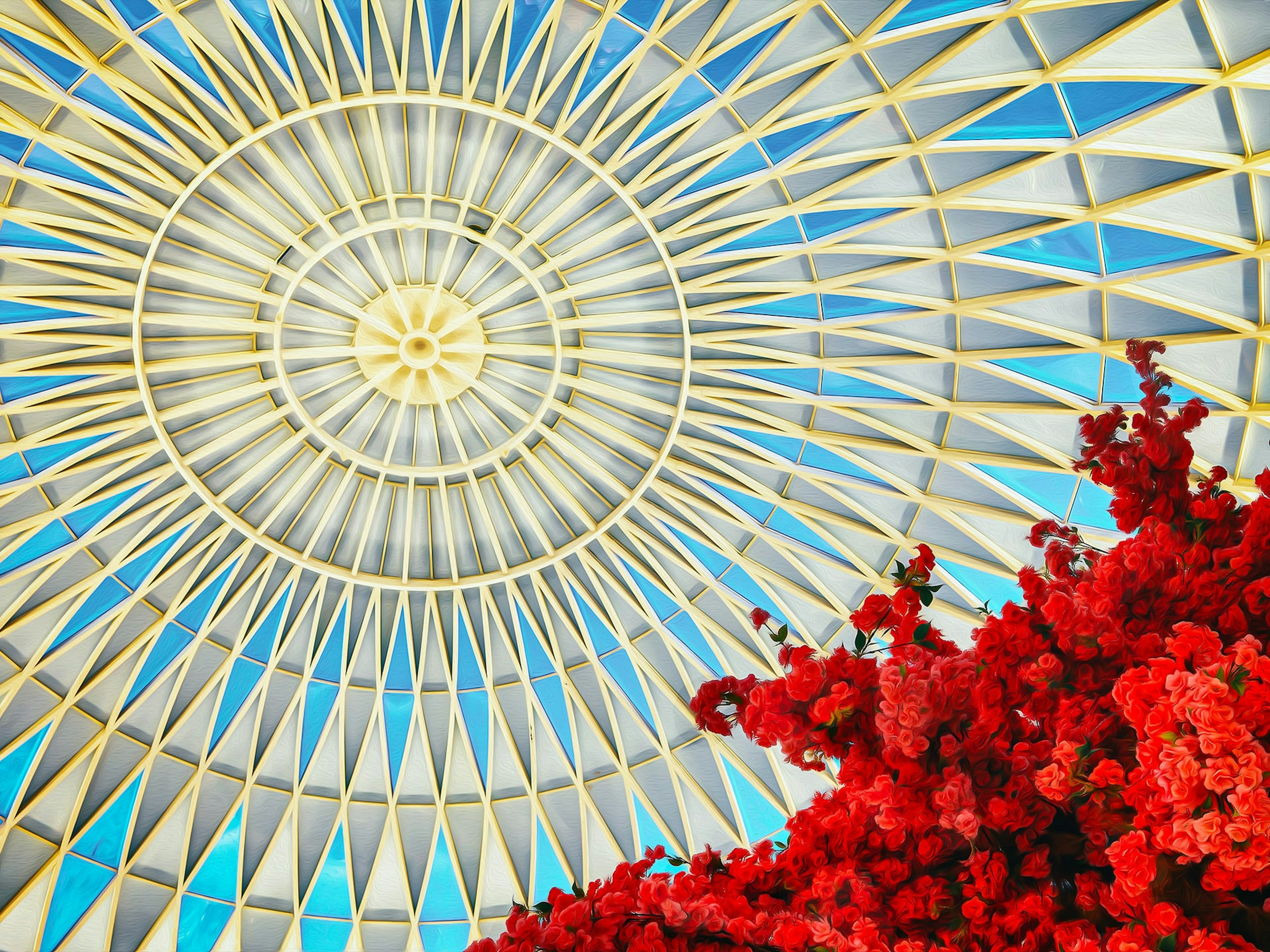 Plafond géométrique sous un ciel bleu avec des fleurs rouges vives