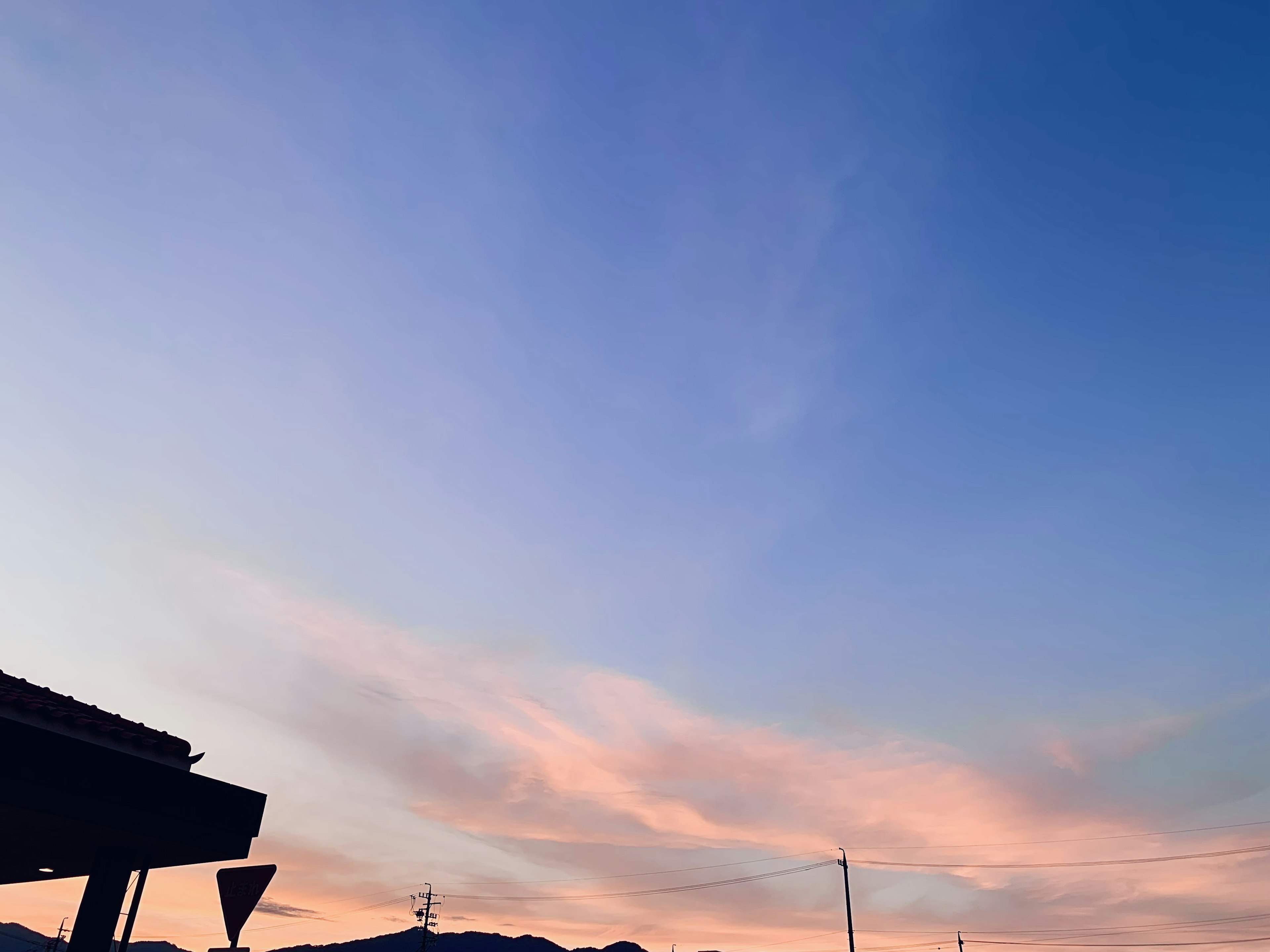 美しい夕焼けの空に淡いピンクと青のグラデーション