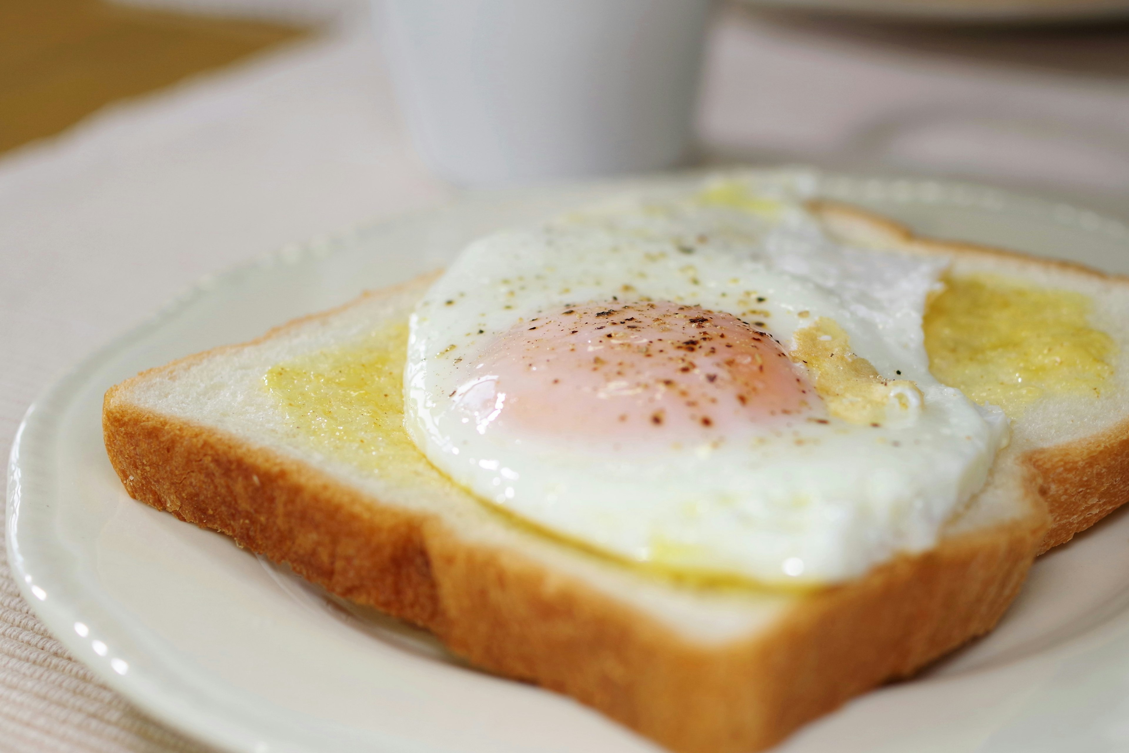 Toast per colazione con un uovo in camicia