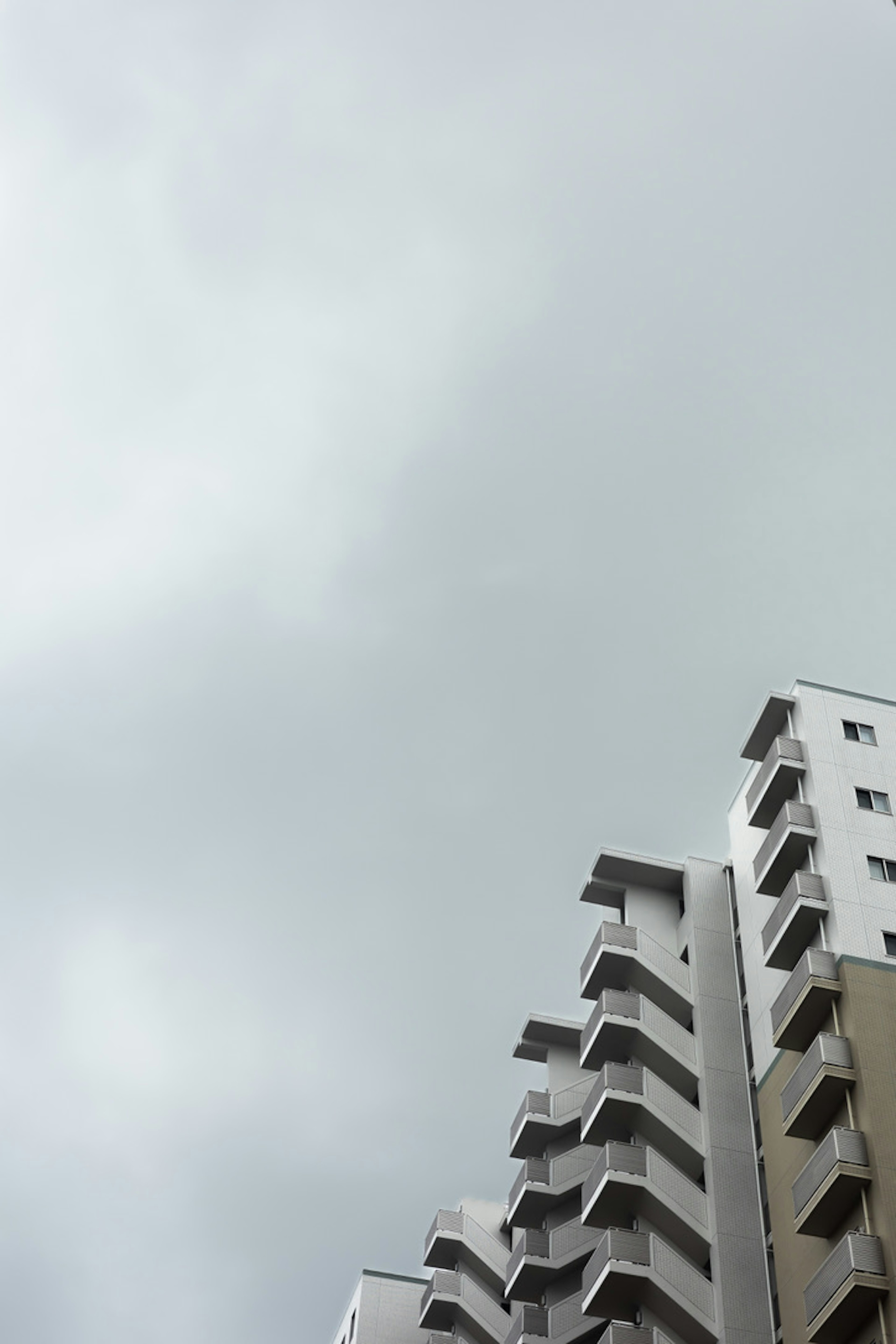 Edificio moderno contra un cielo gris