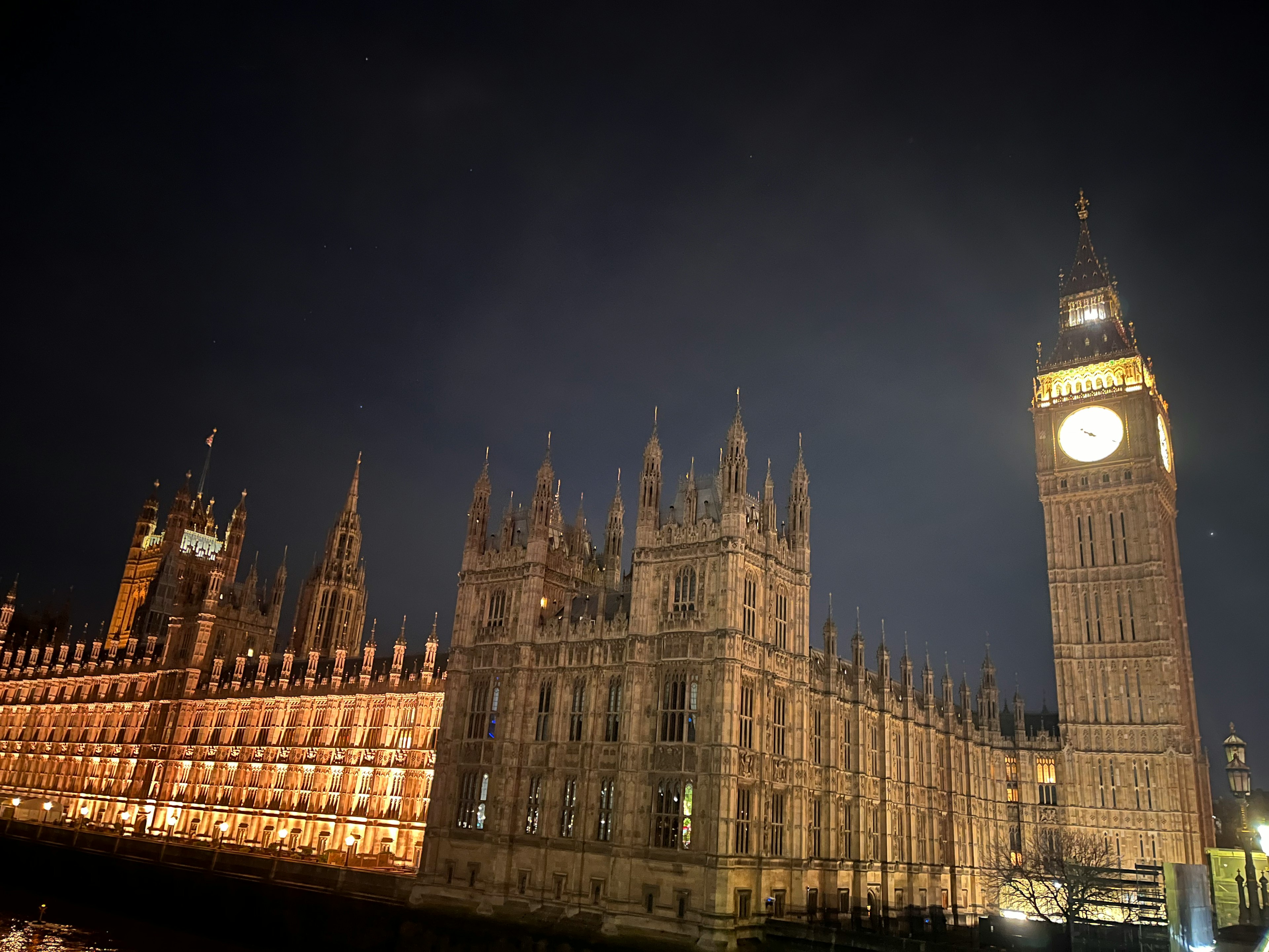 Vista notturna del Palazzo di Westminster e di Big Ben illuminato