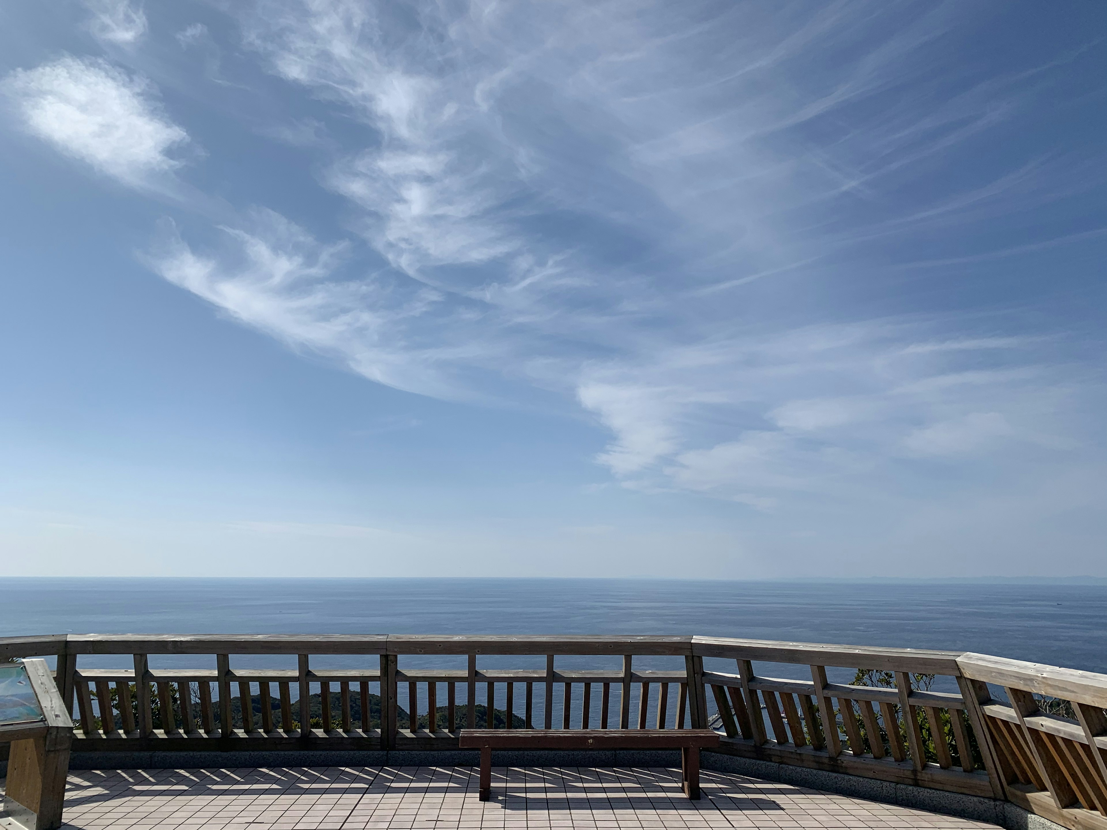 Vista desde un mirador que da al cielo azul y al océano