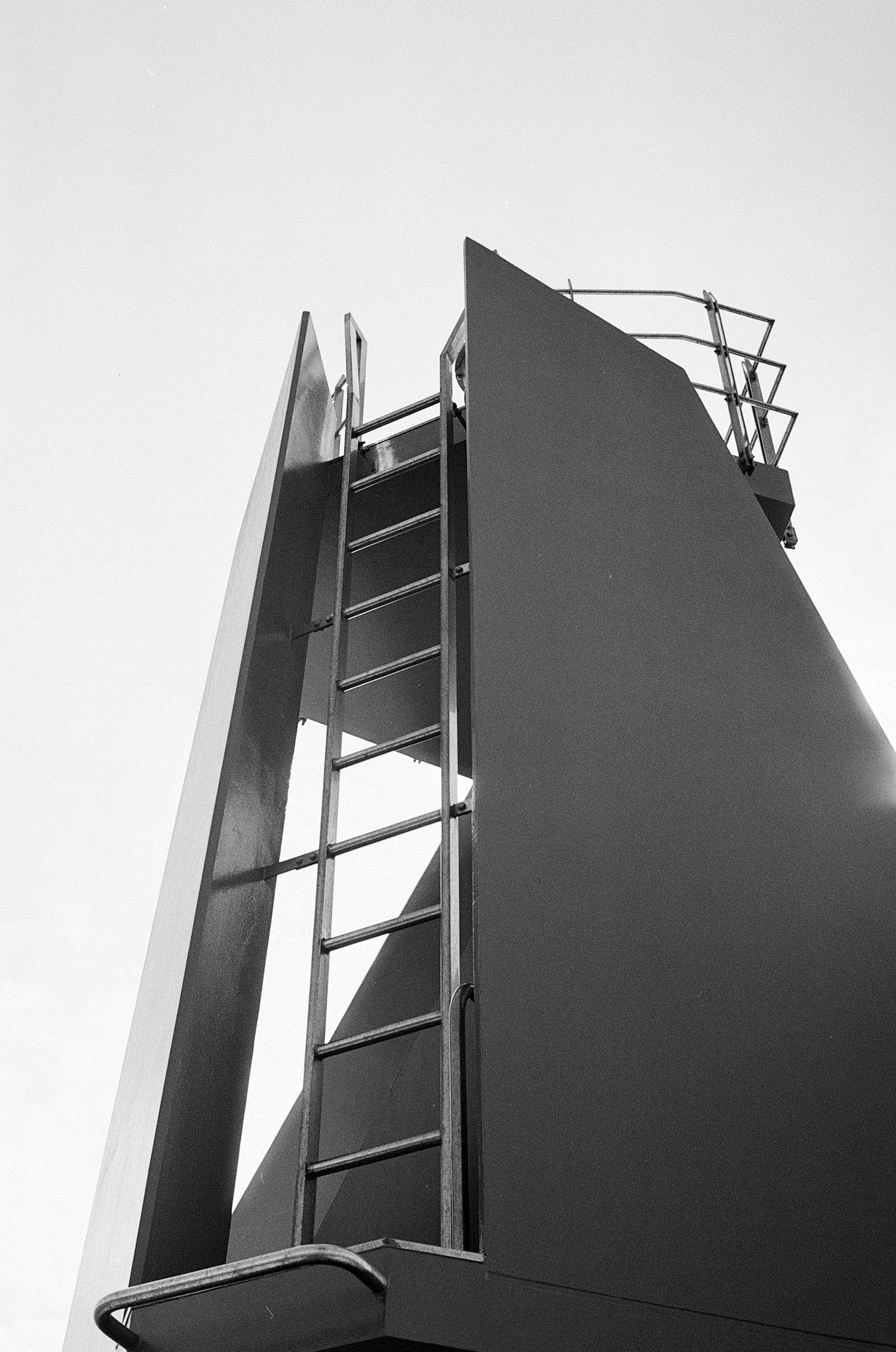 Structure industrielle avec une échelle et de grands panneaux en noir et blanc