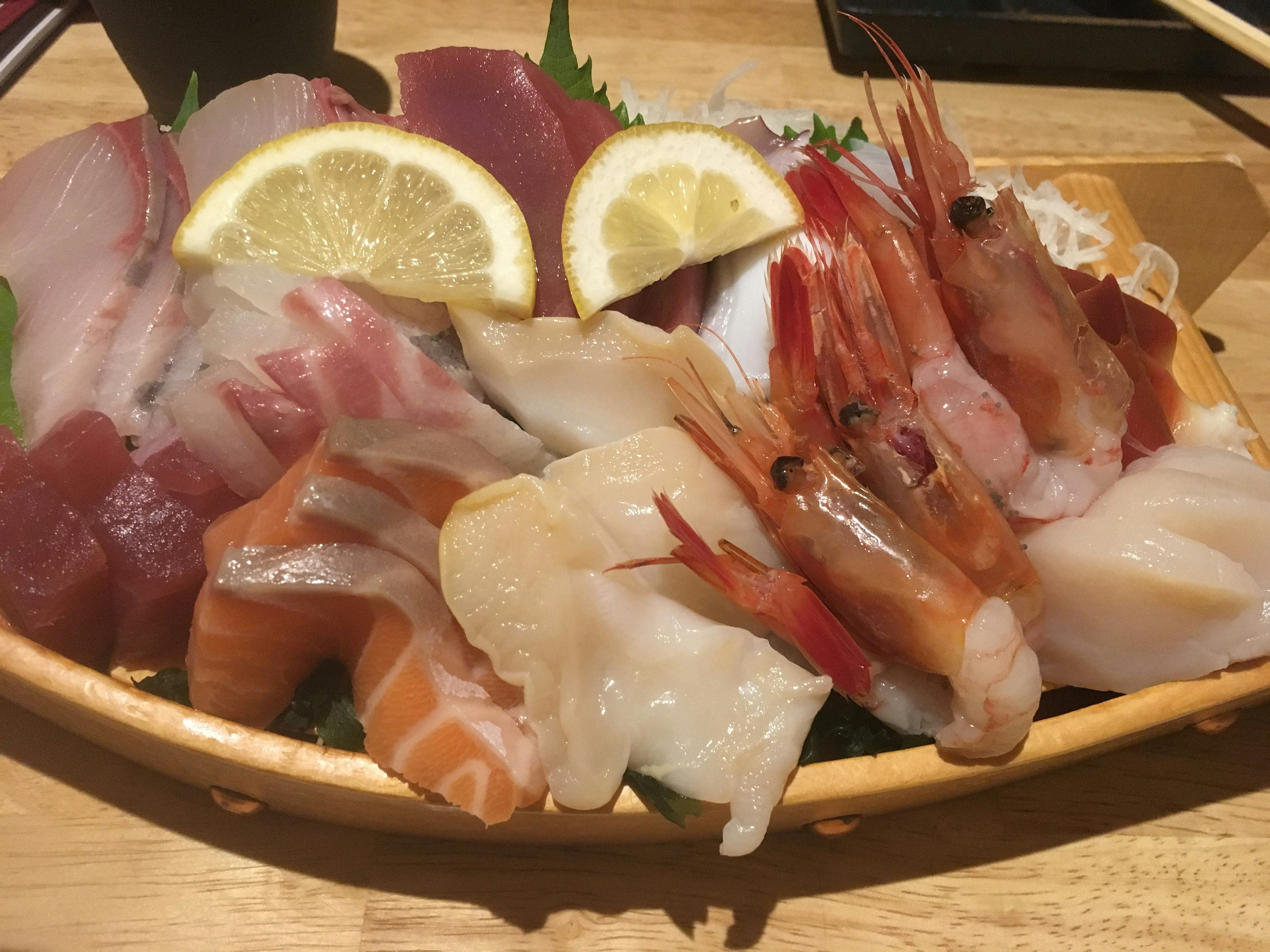 Một đĩa sashimi tươi ngon với lát chanh