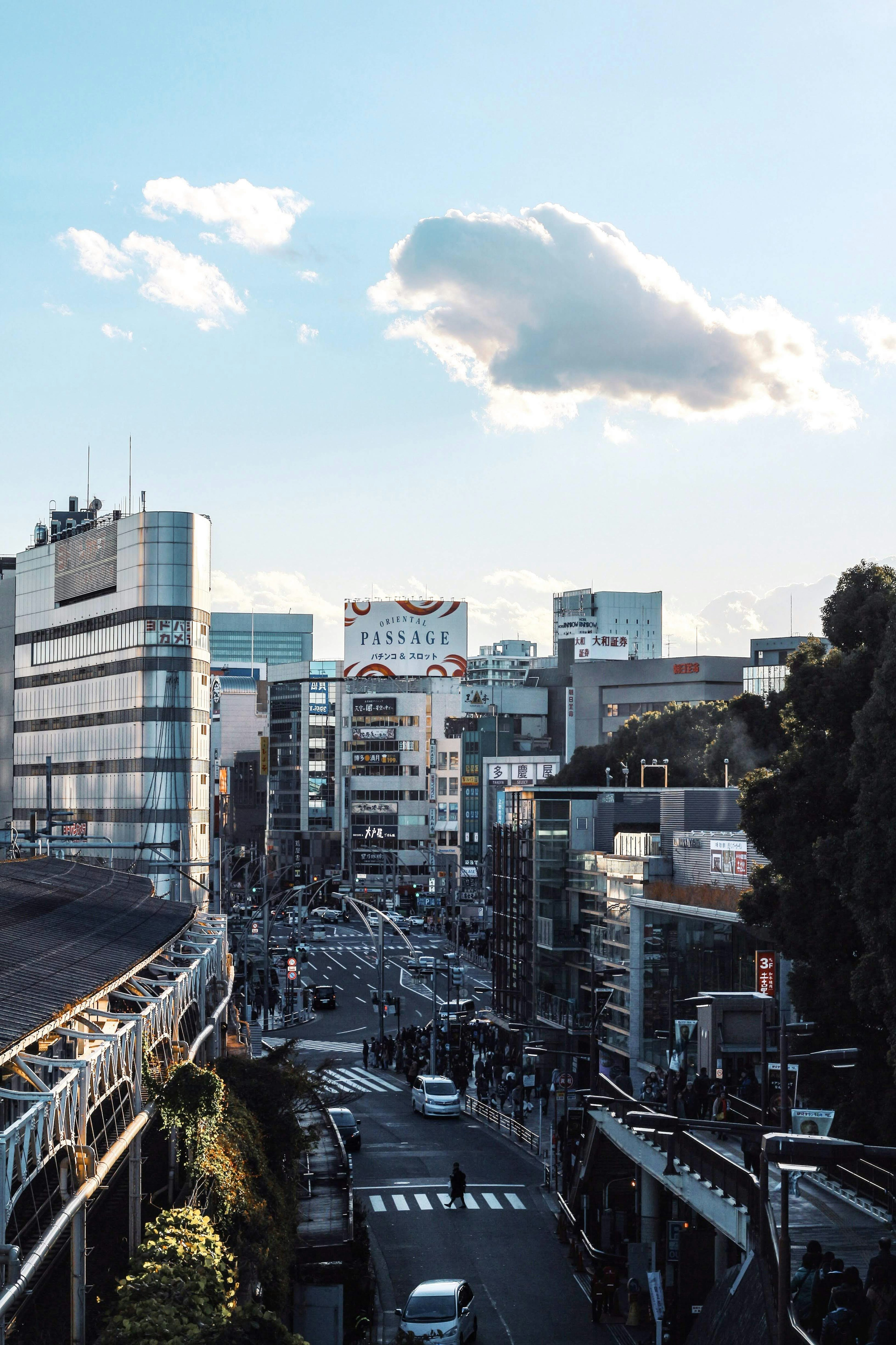 Paisaje urbano de Tokio con una nube en el cielo azul