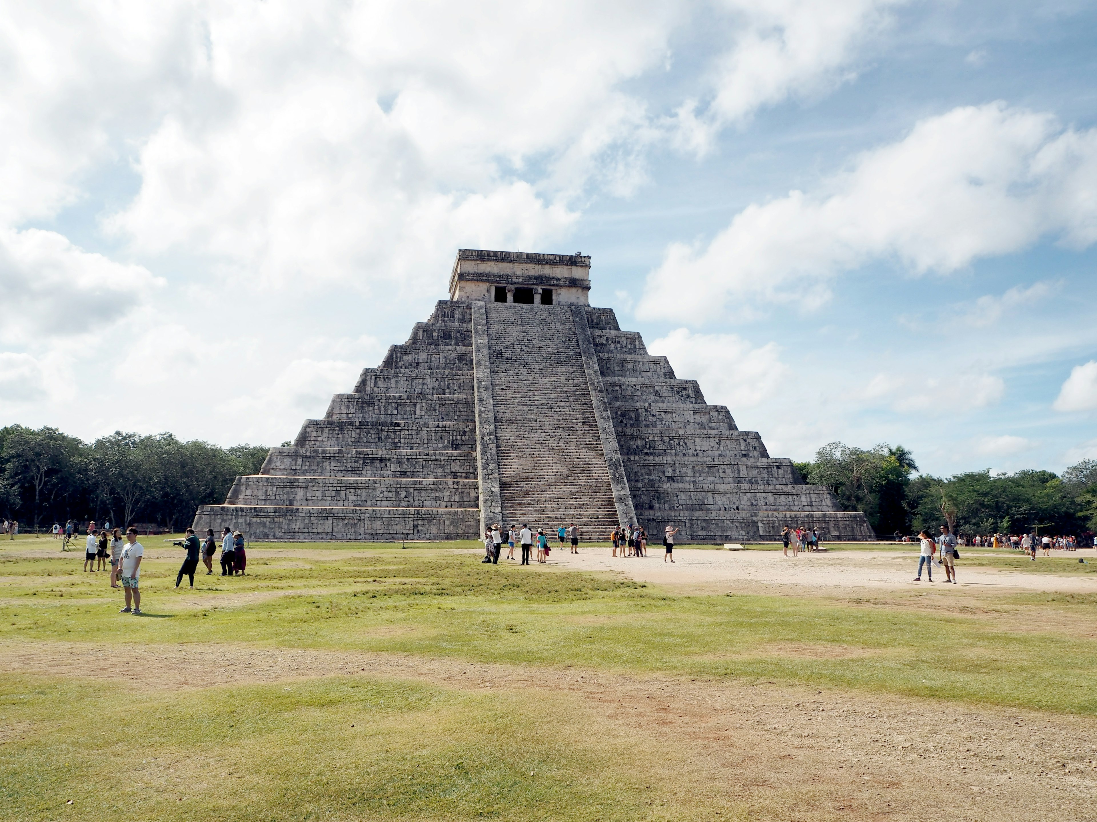 Piramide El Castillo a Chichen Itza con turisti