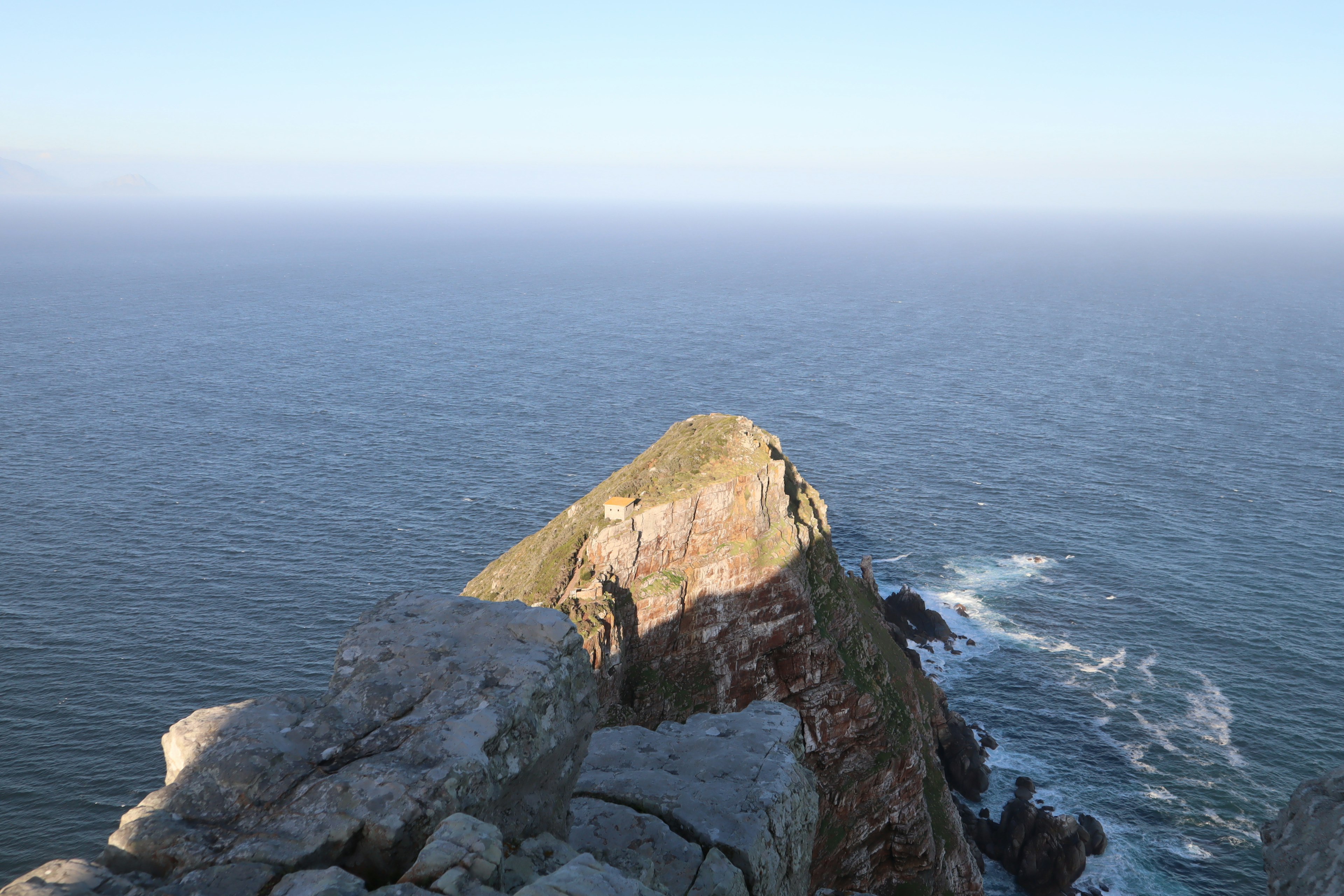 Vue panoramique d'une falaise rocheuse surplombant l'océan