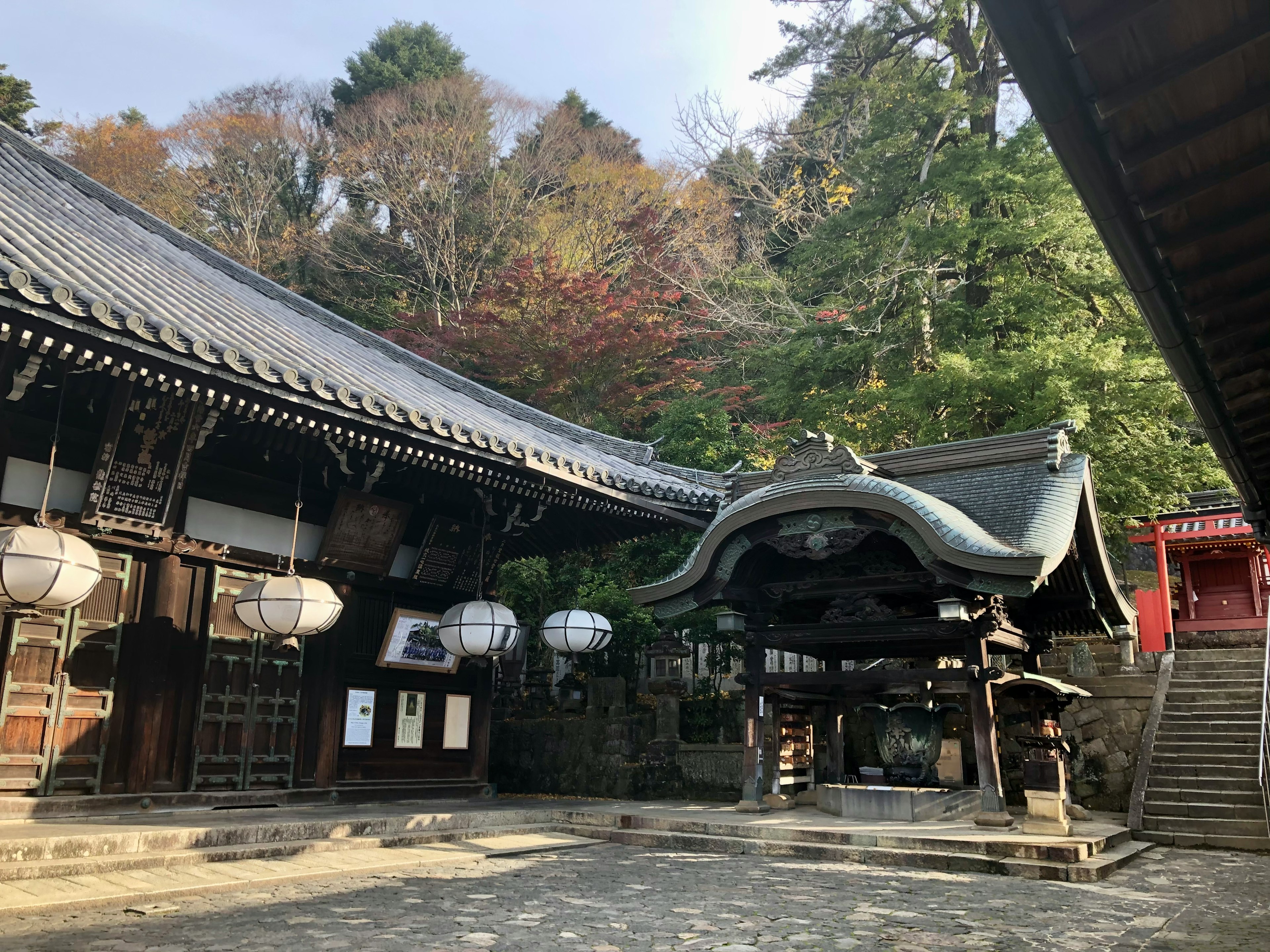 美しい日本の神社の庭園静かな雰囲気と伝統的な建築