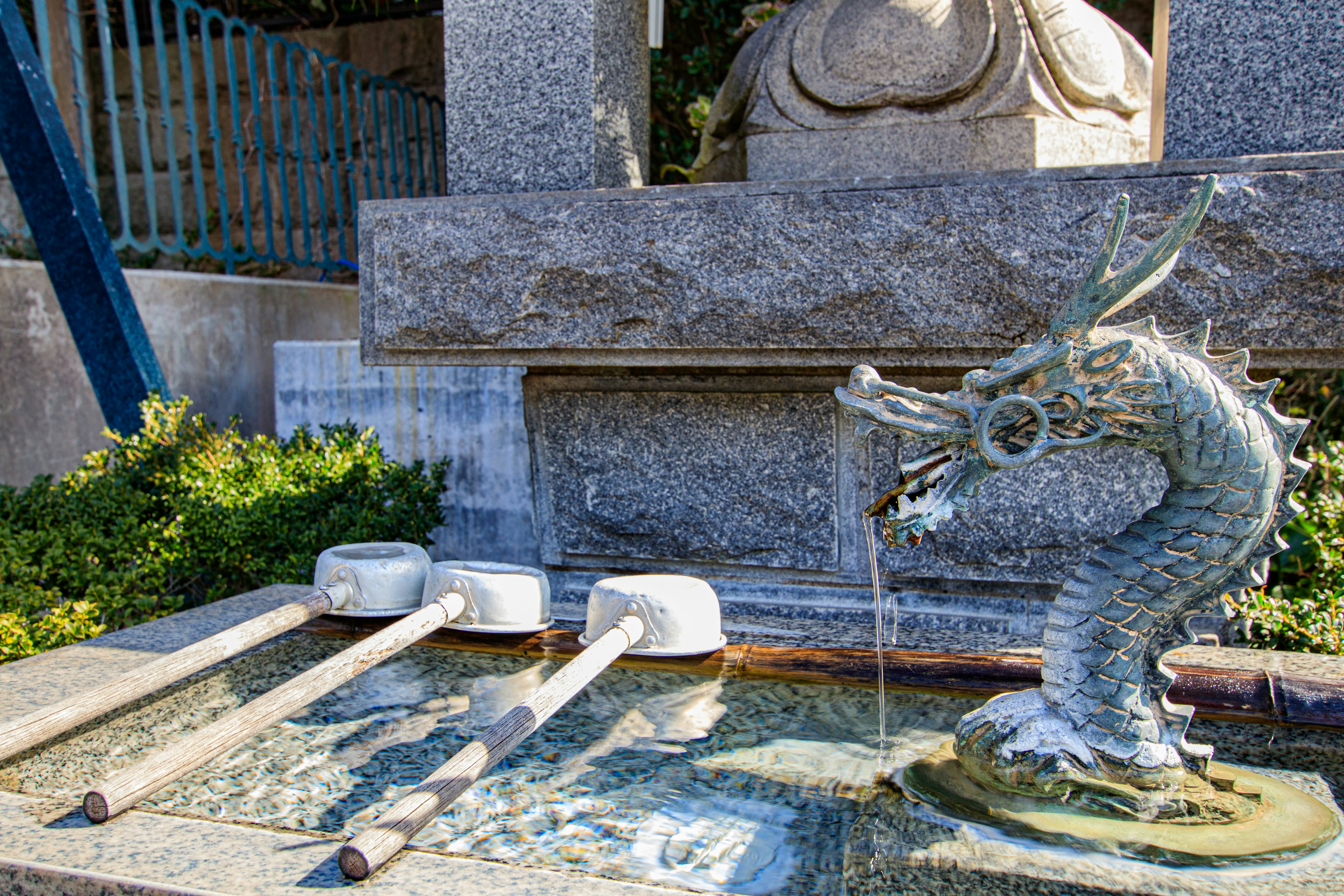 Schöner Drachenwasserbrunnen mit Steinskulpturen