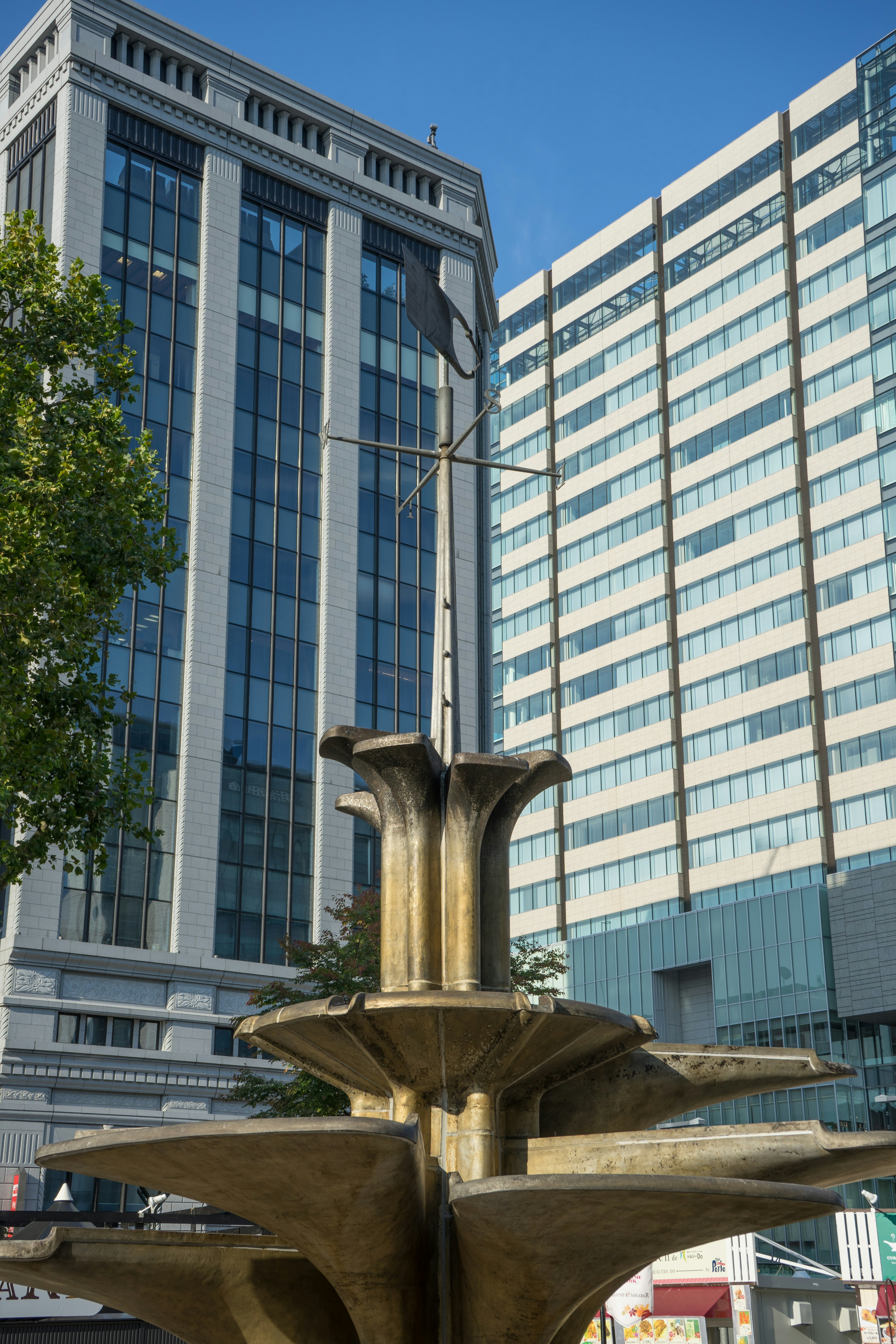 Air mancur kota dengan gedung modern di latar belakang