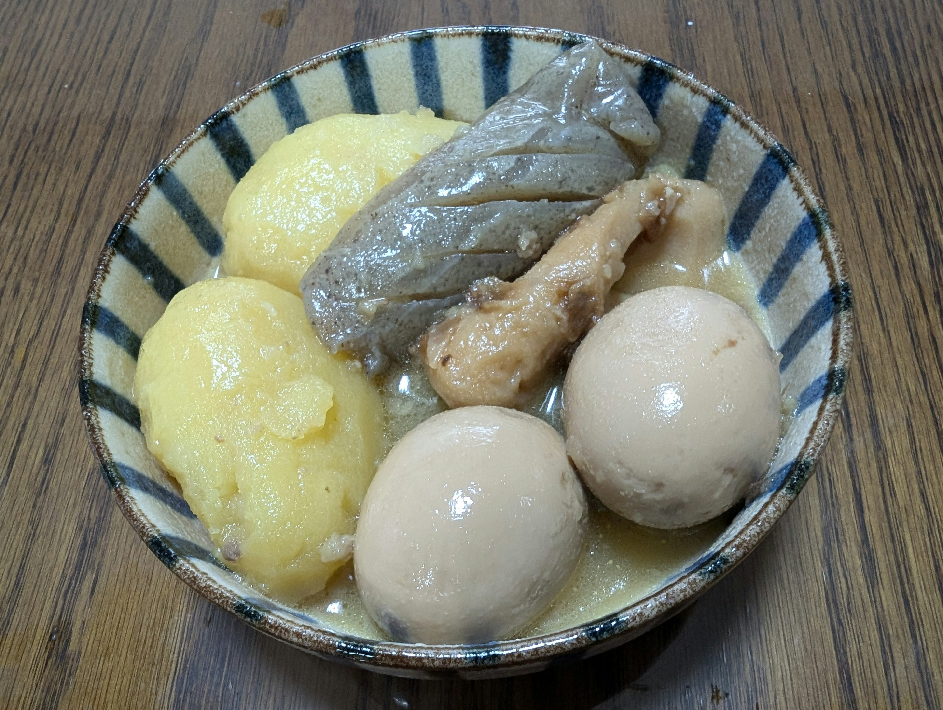 Mangkuk nimono Jepang dengan kentang, telur, dan ayam