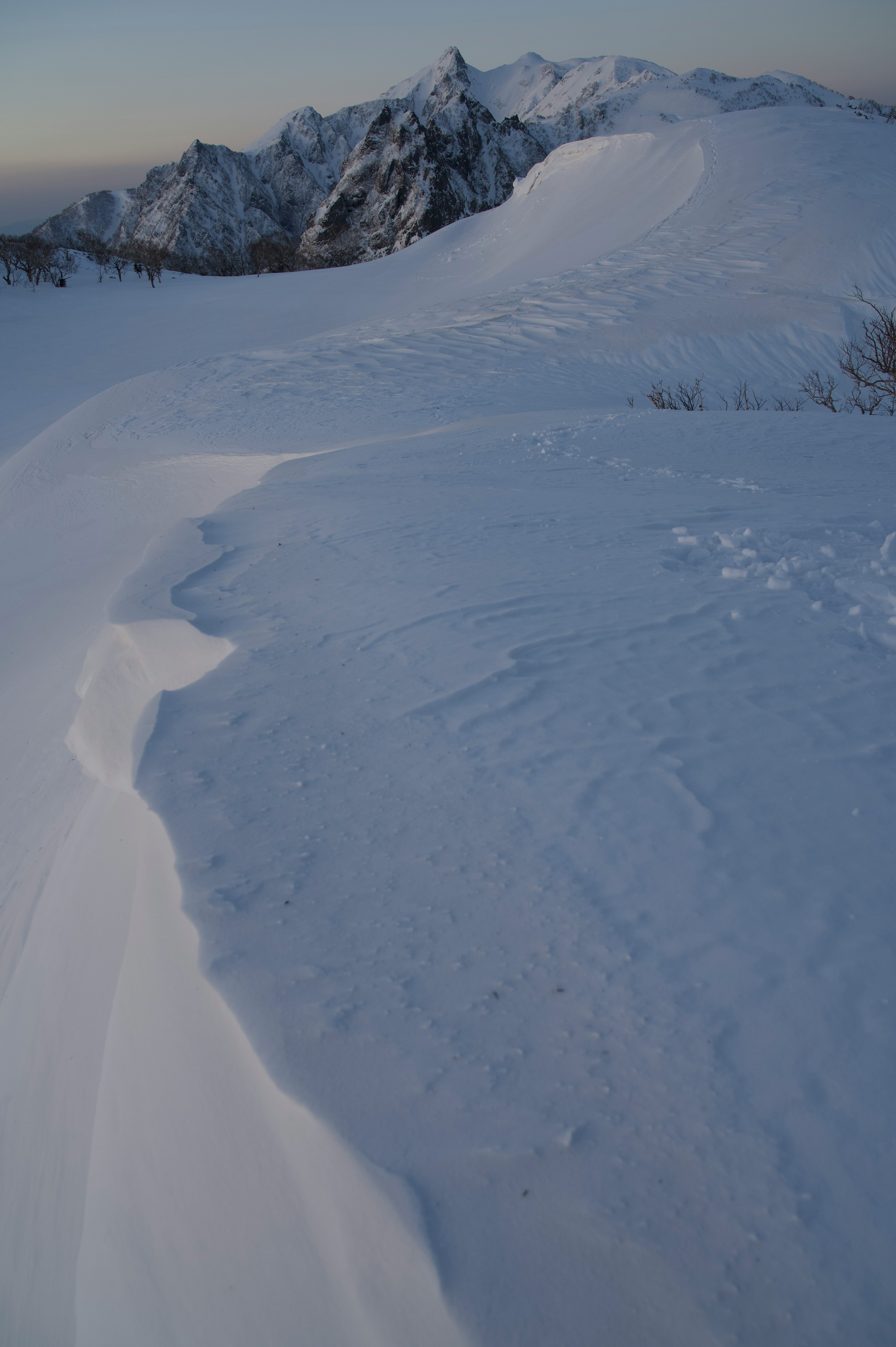 Paesaggio montano innevato con superficie di neve liscia