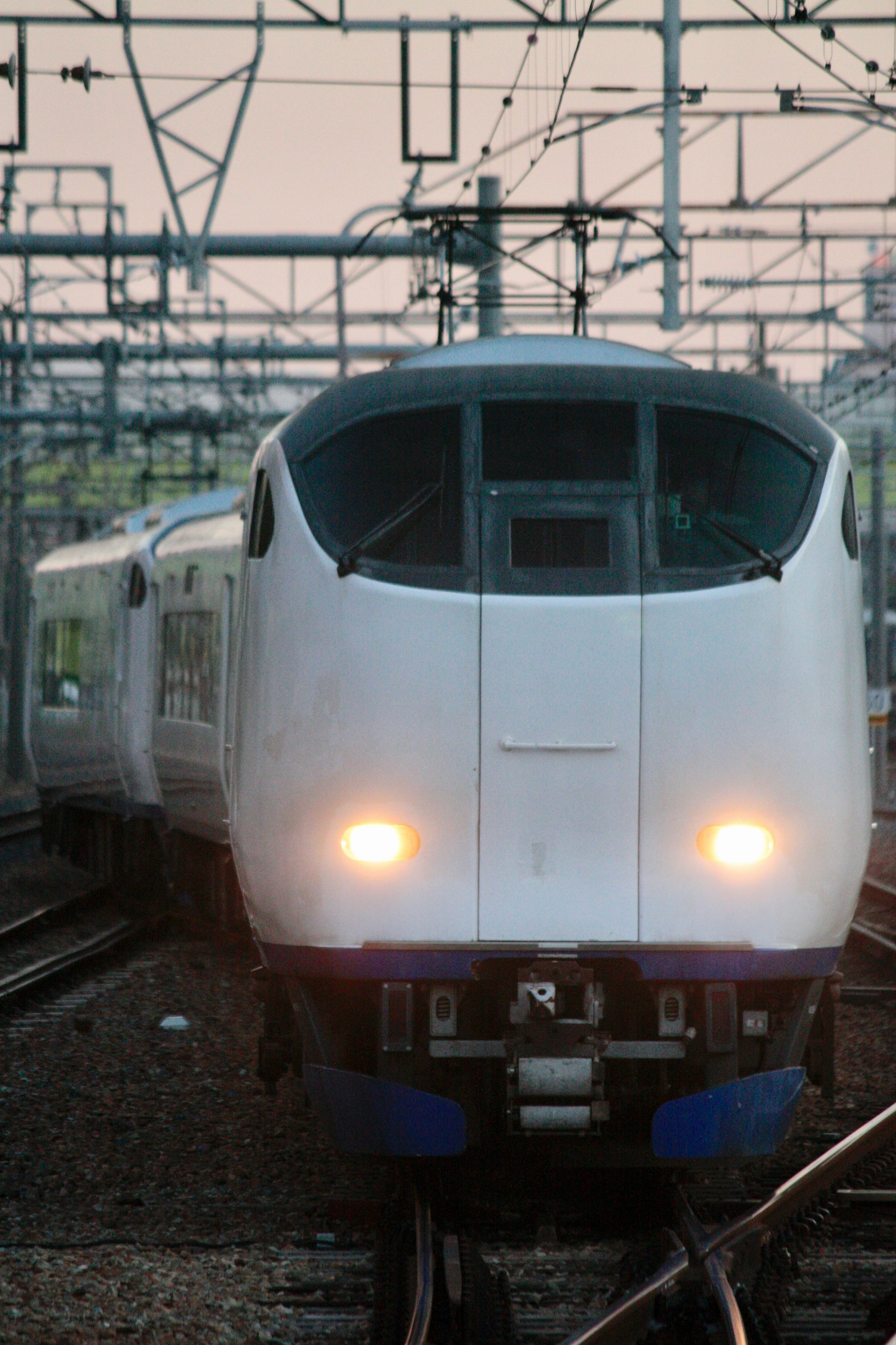 Một chiếc tàu Shinkansen trắng trên đường ray