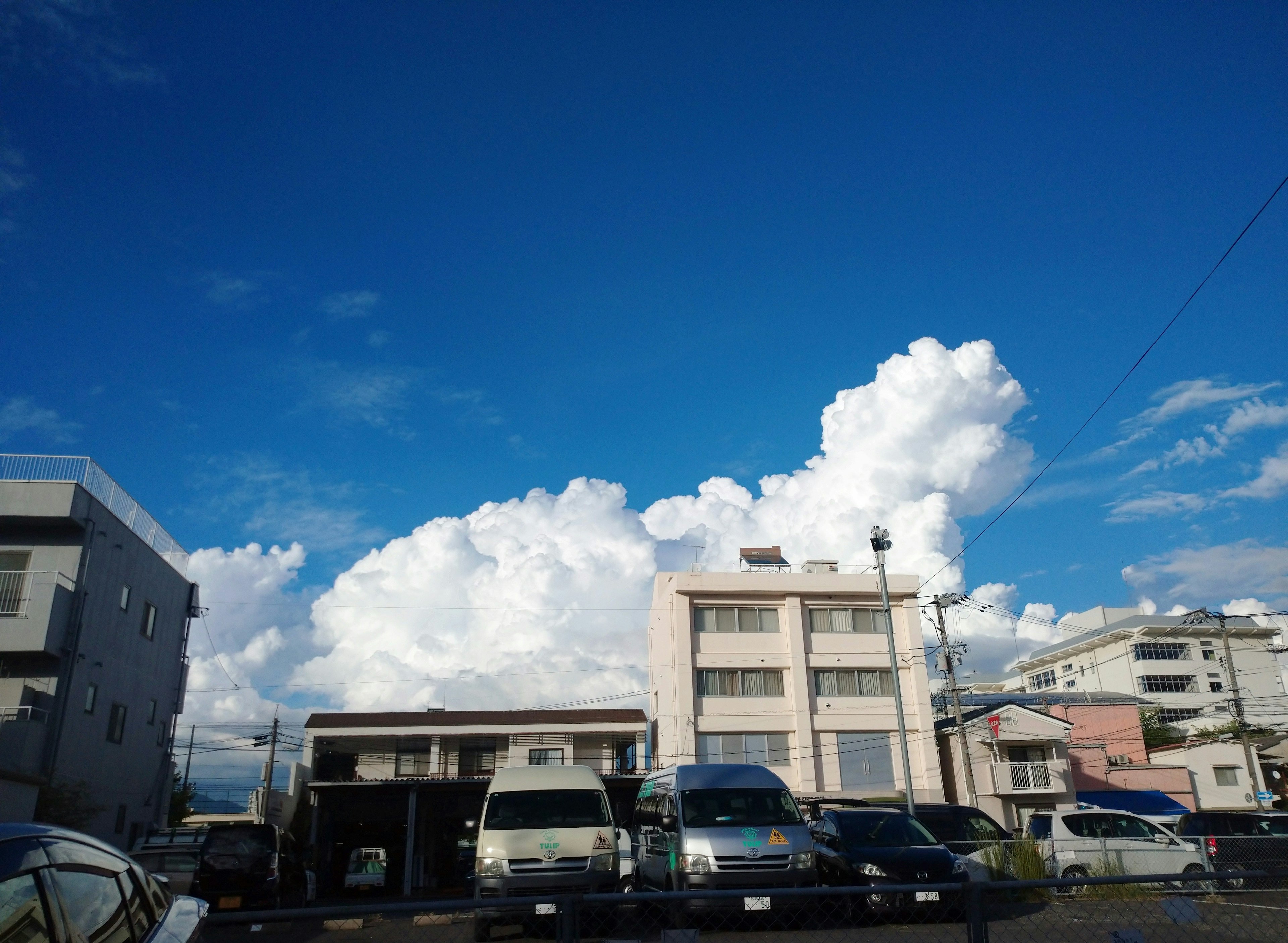 城市风景，蓝天和蓬松的白云