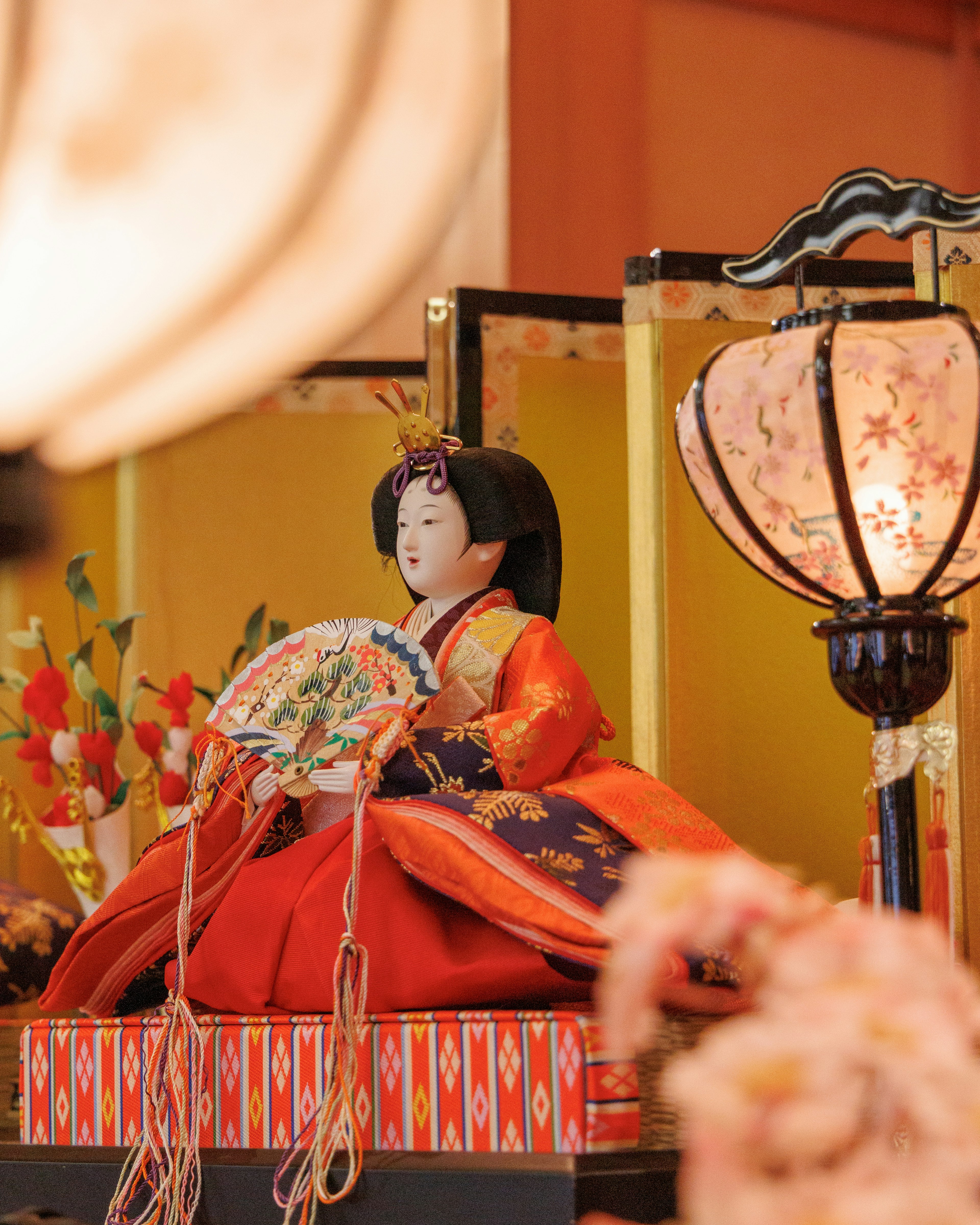 Muñeca Hinamatsuri con decoraciones coloridas de fondo