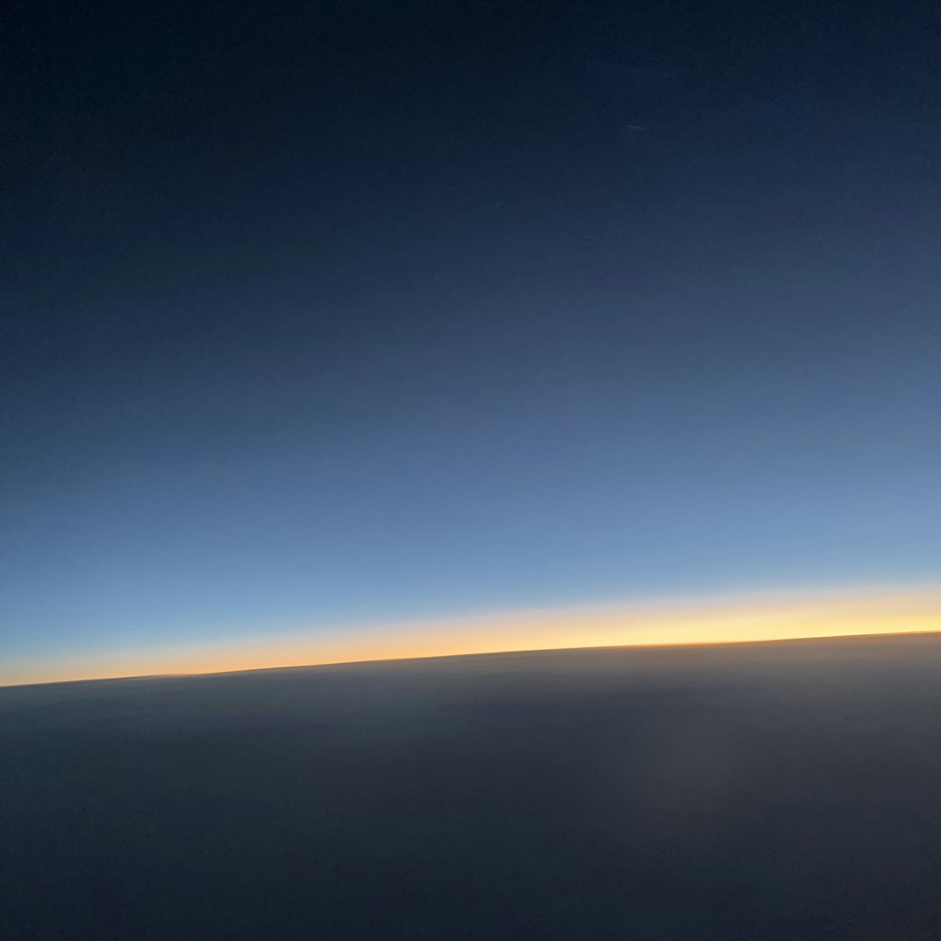 Langit biru dengan gradasi matahari terbenam oranye