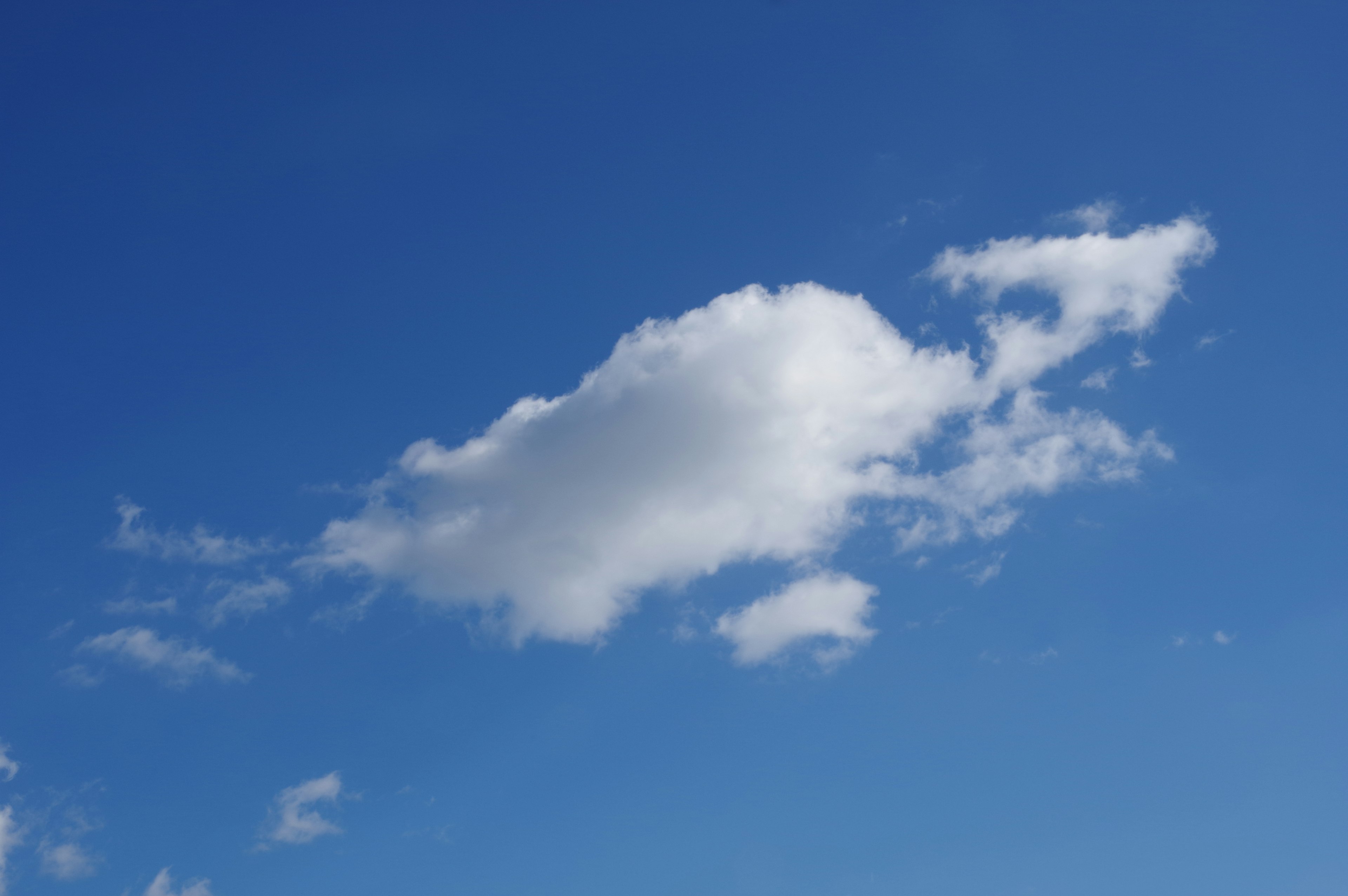 Una nuvola bianca che galleggia in un cielo blu