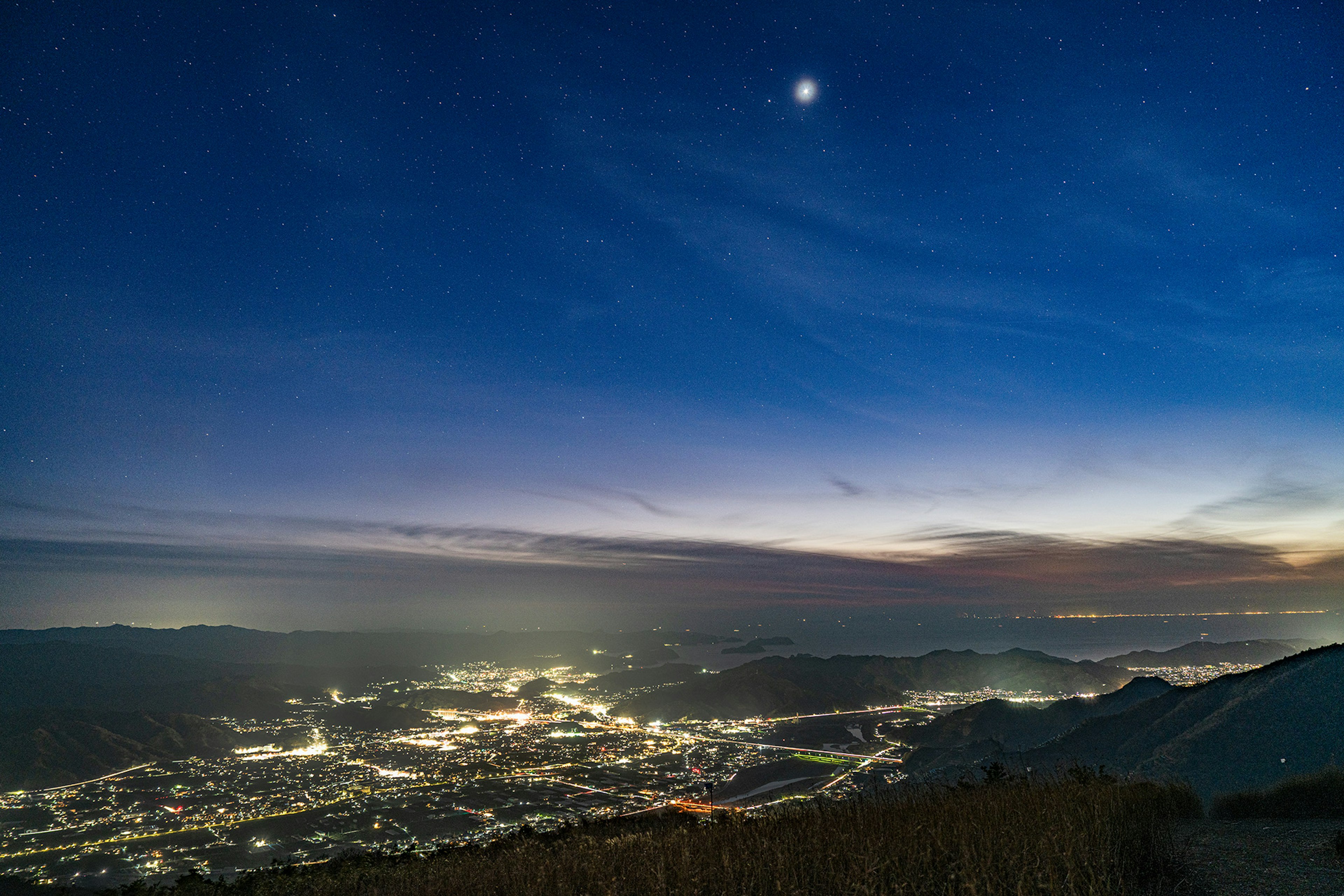 美丽的夜景，星星闪烁，城市灯光璀璨