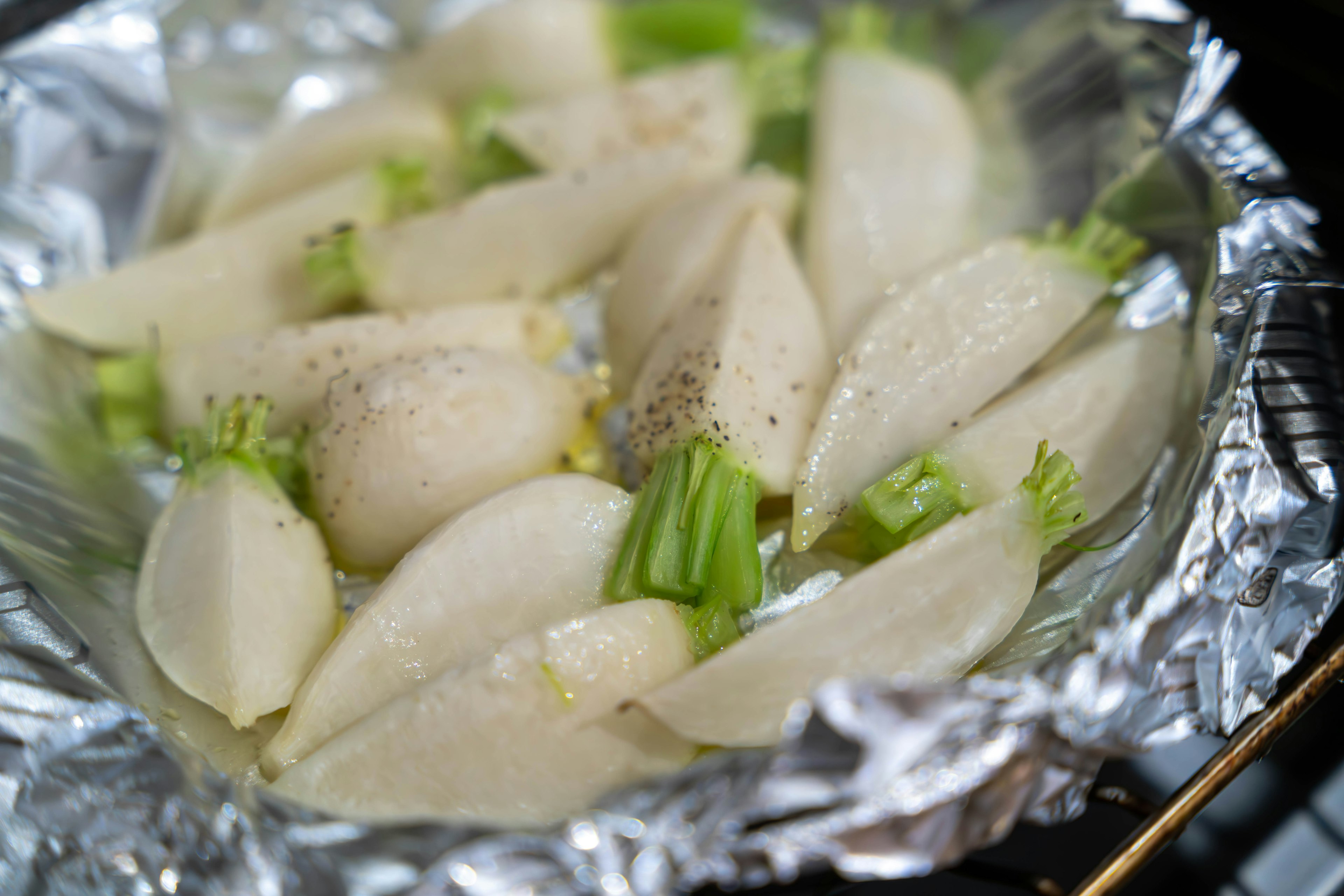 Un plato de apio y verduras blancas preparado para cocinar al vapor