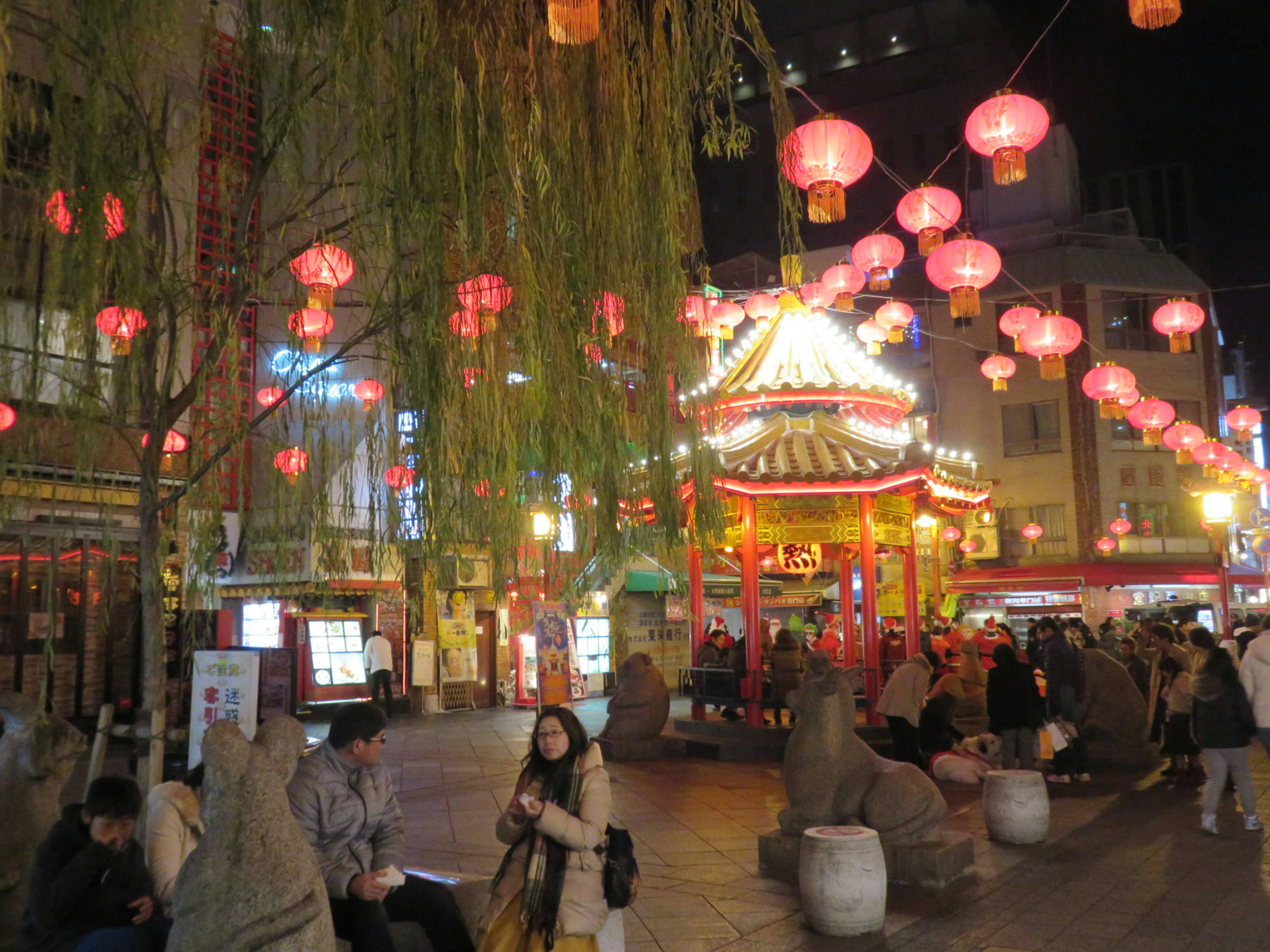 夜の中華街で赤い提灯が吊るされている風景