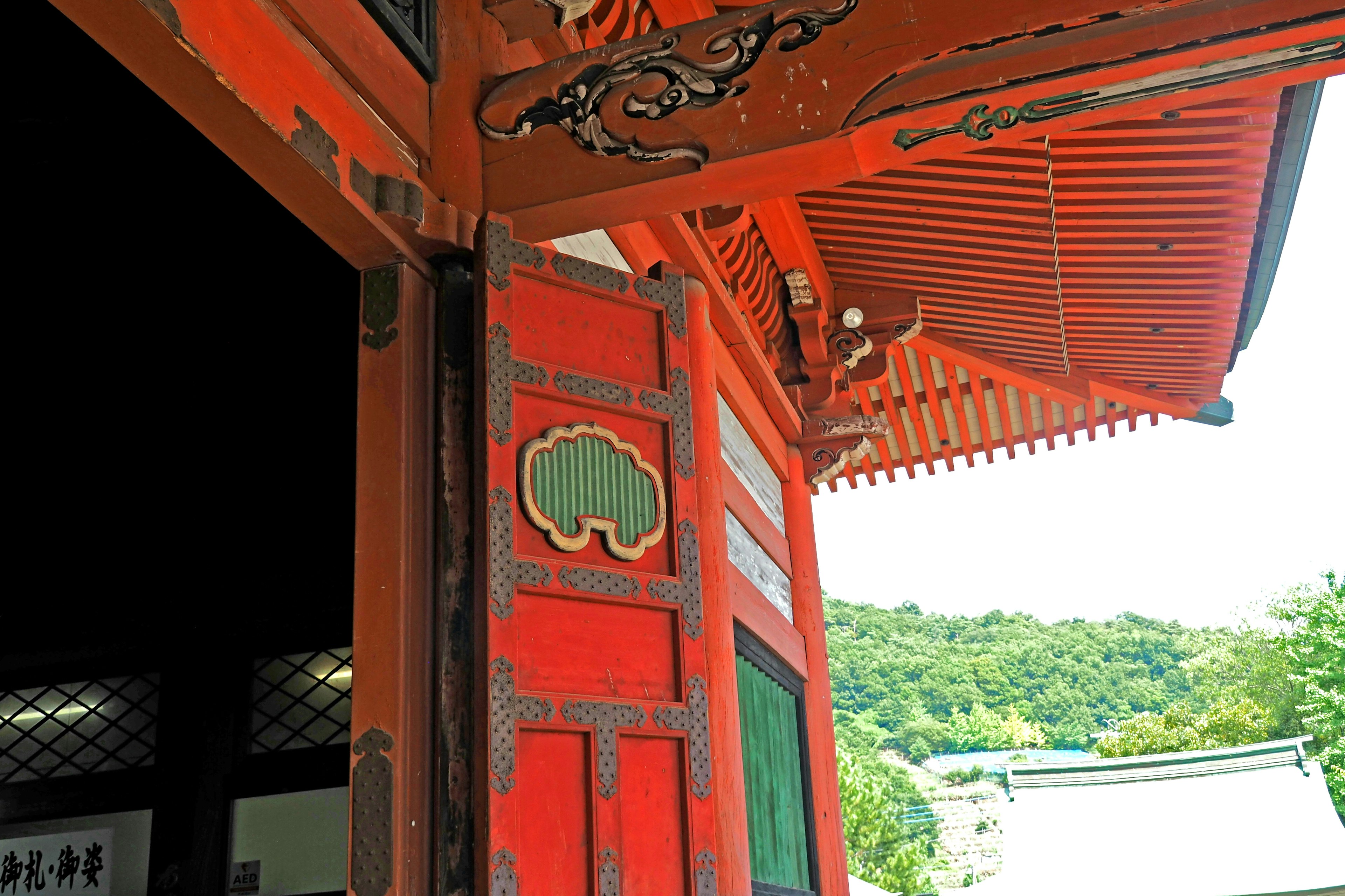 Bangunan tradisional Jepang dengan pintu merah dan dekorasi rumit