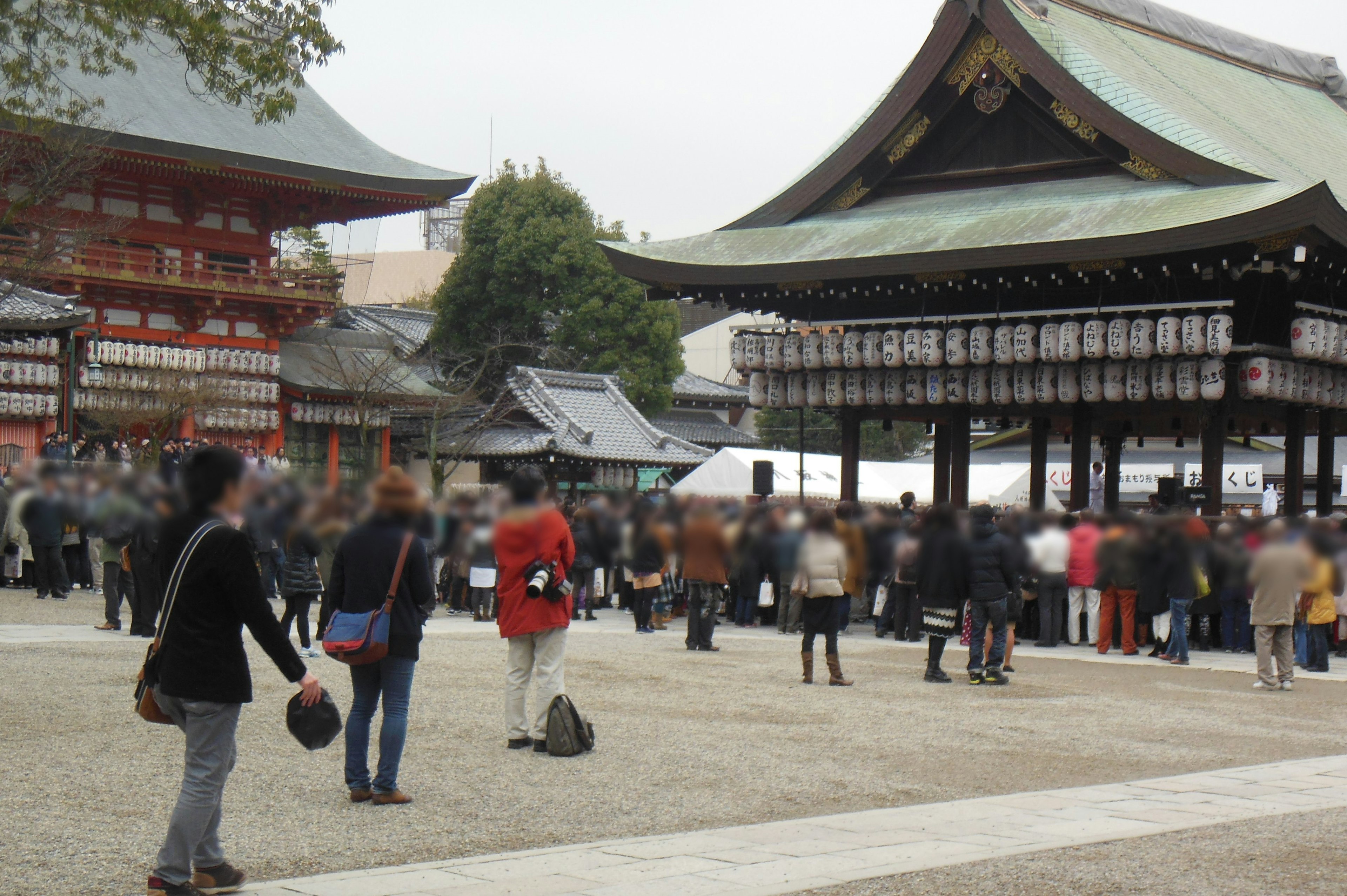 人們聚集在神社前，傳統建築作為背景