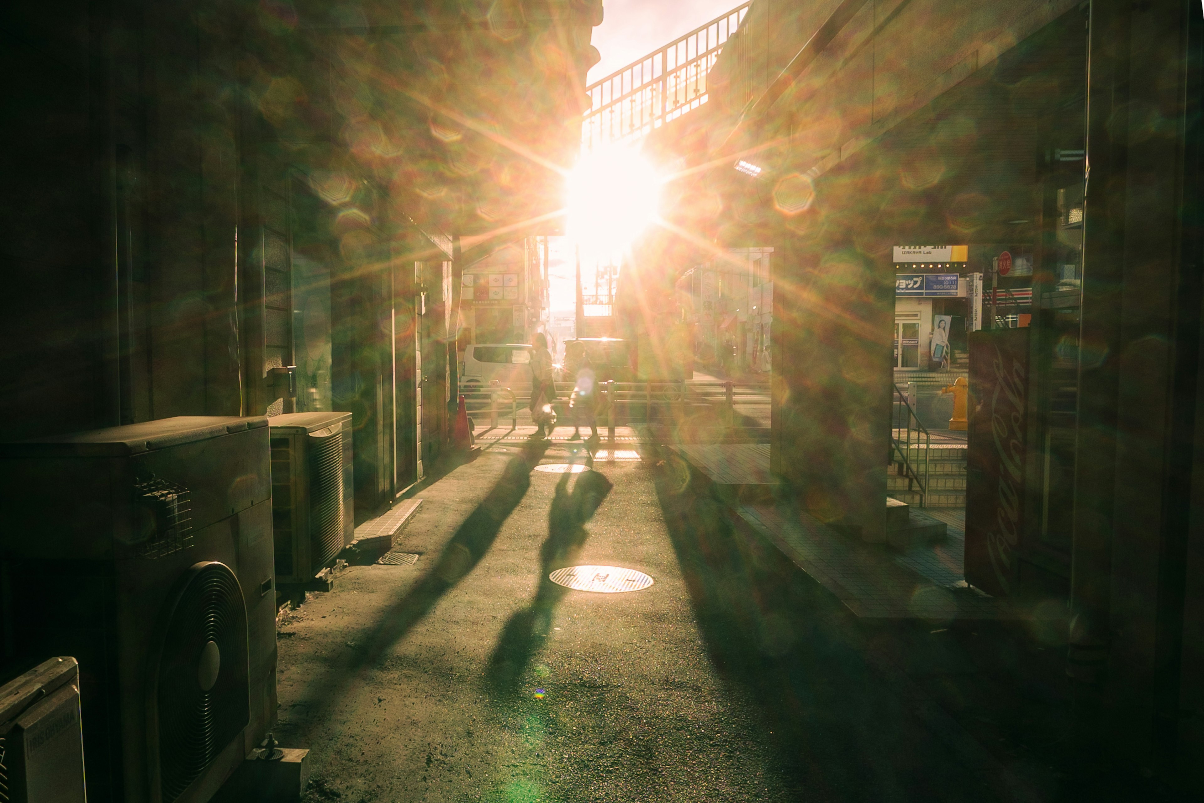 Allée étroite avec la lumière du soleil filtrant créant de longues ombres