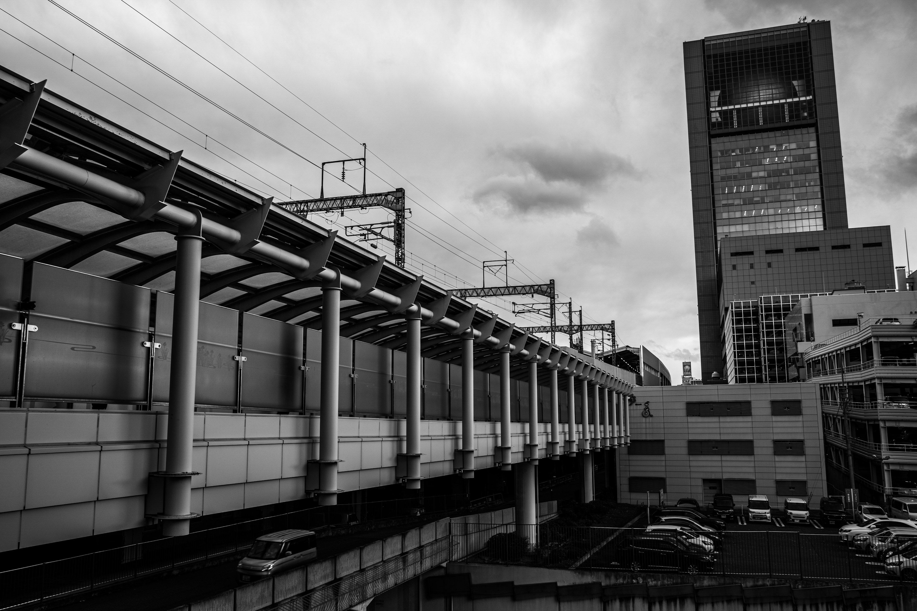 Lanskap perkotaan hitam putih dengan rel kereta elevated dan gedung modern