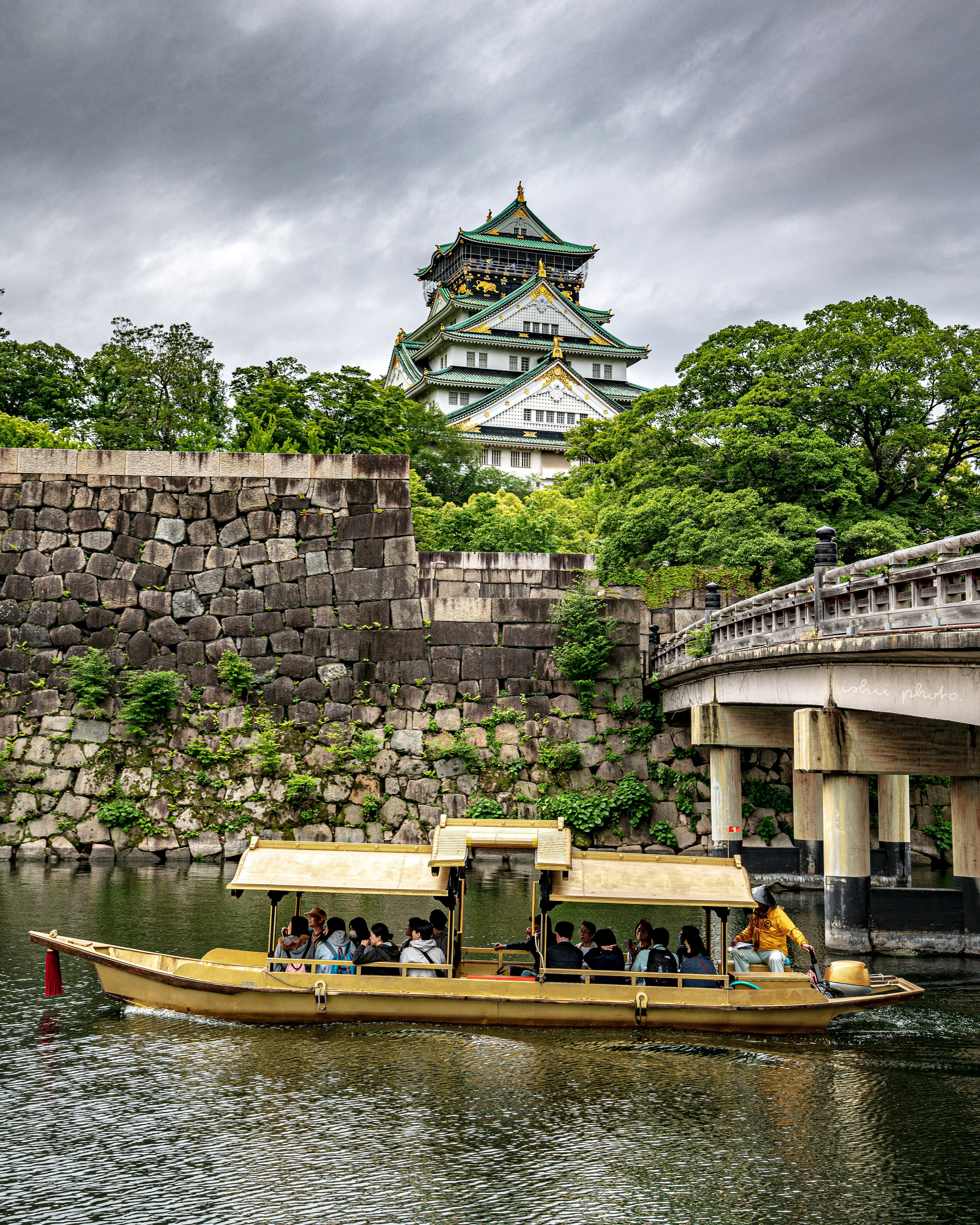 大阪城を背景にした川を行く観光船の風景