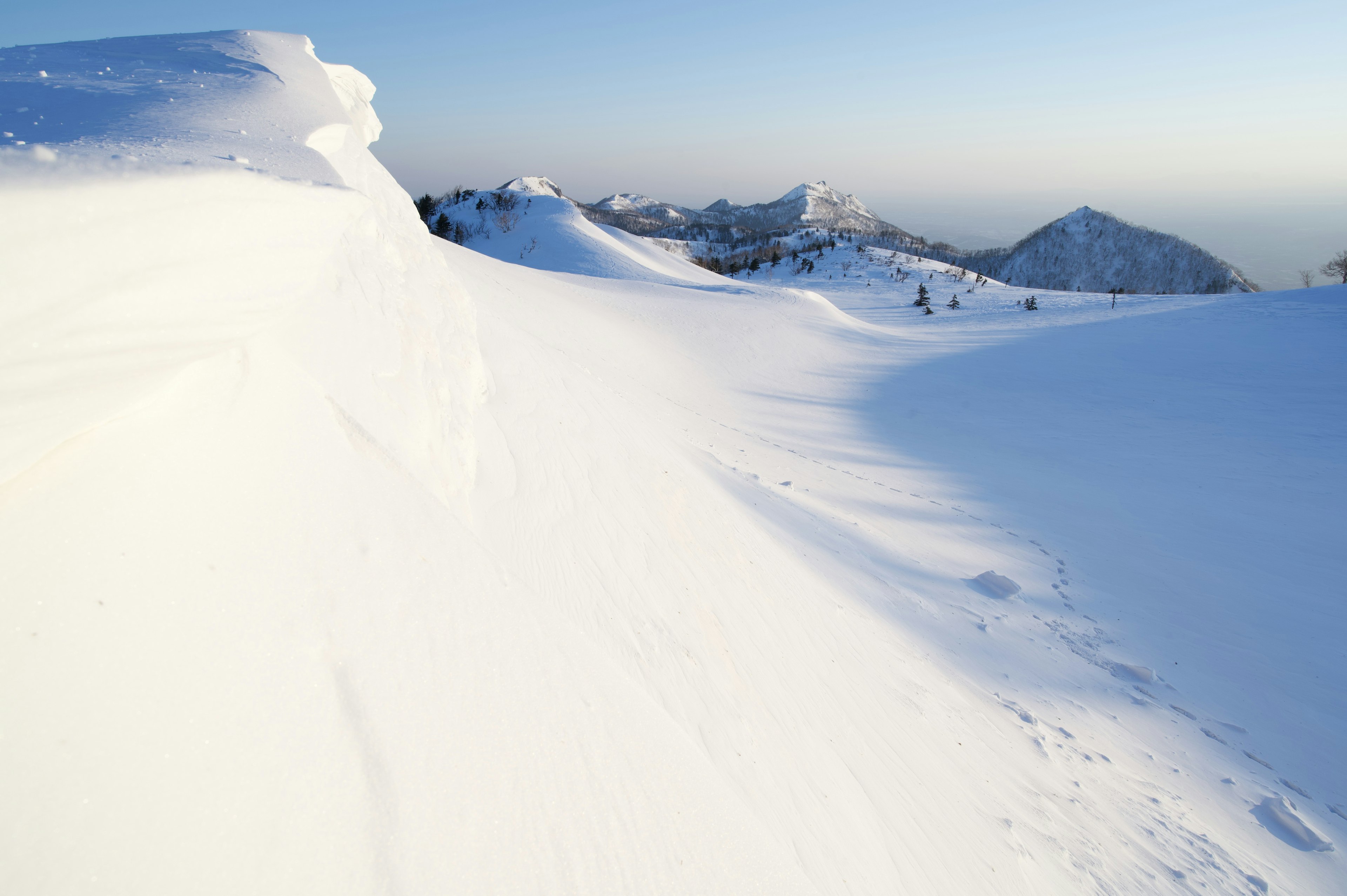 雪に覆われた山の風景と青い空