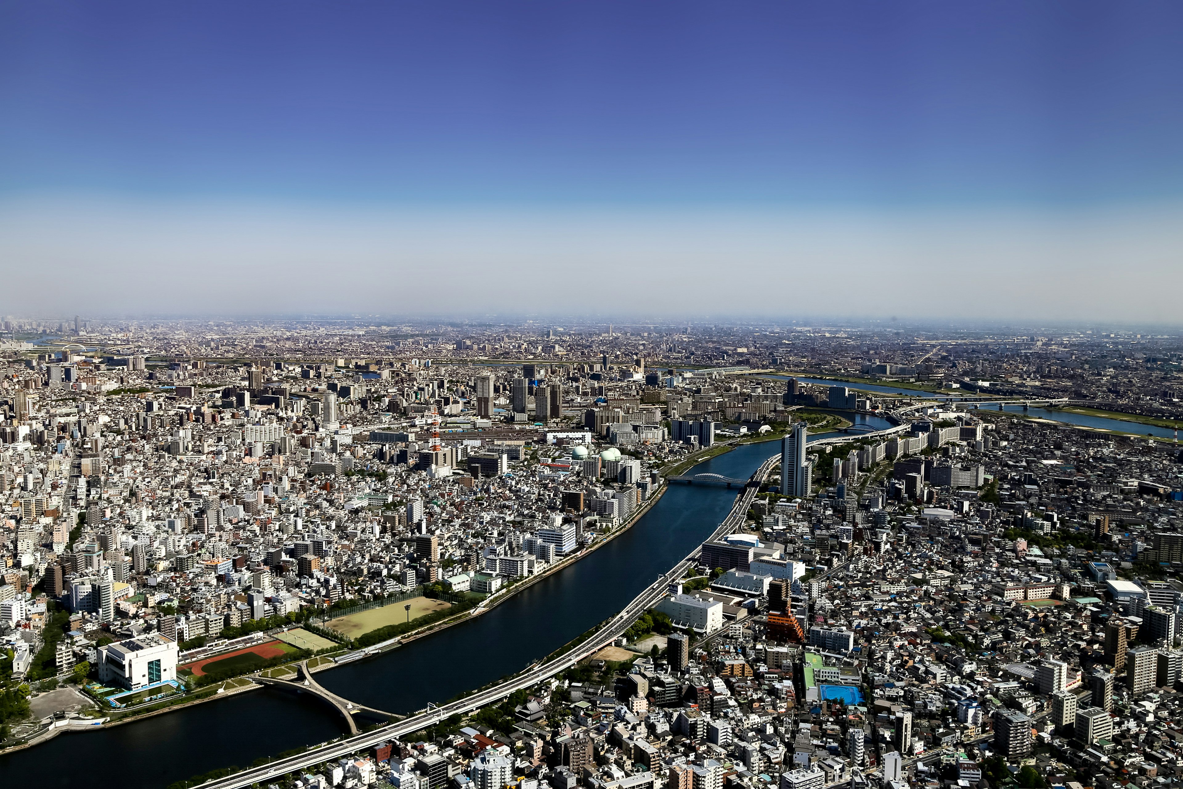 Vista aérea del vasto paisaje urbano de Tokio y el río que fluye