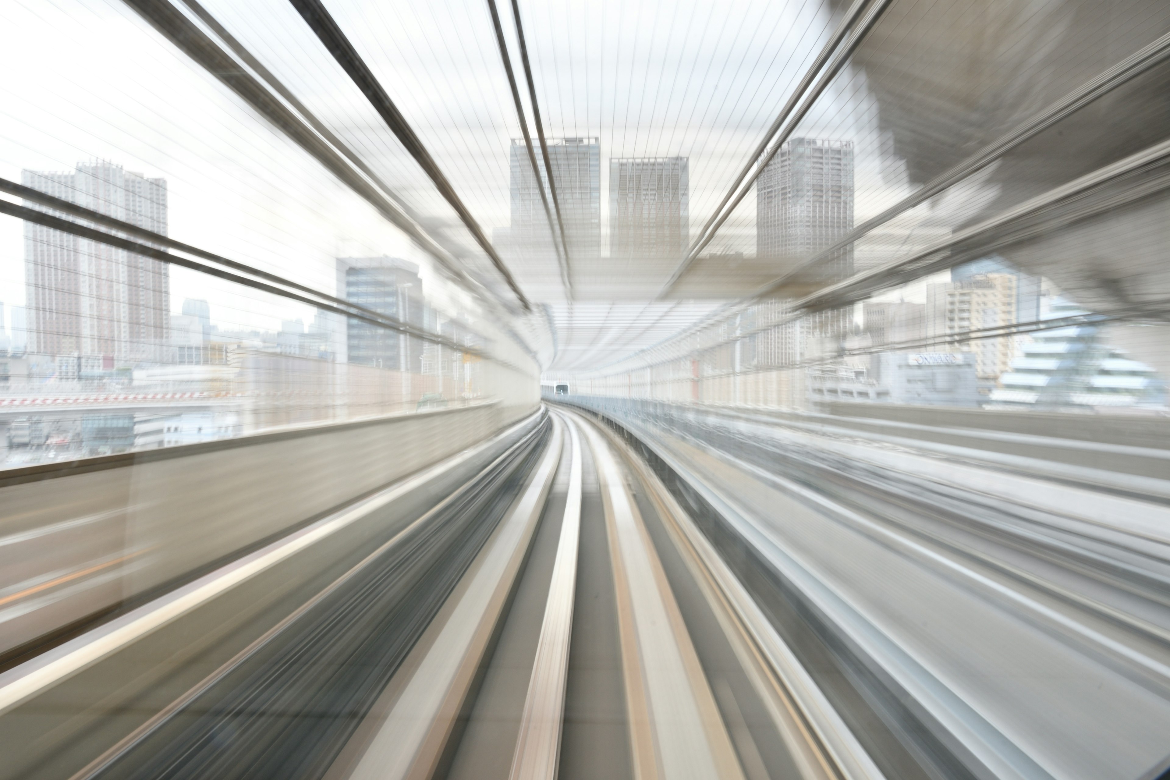 ภาพที่เน้นเอฟเฟกต์ภาพของรถไฟความเร็วสูงในเมือง