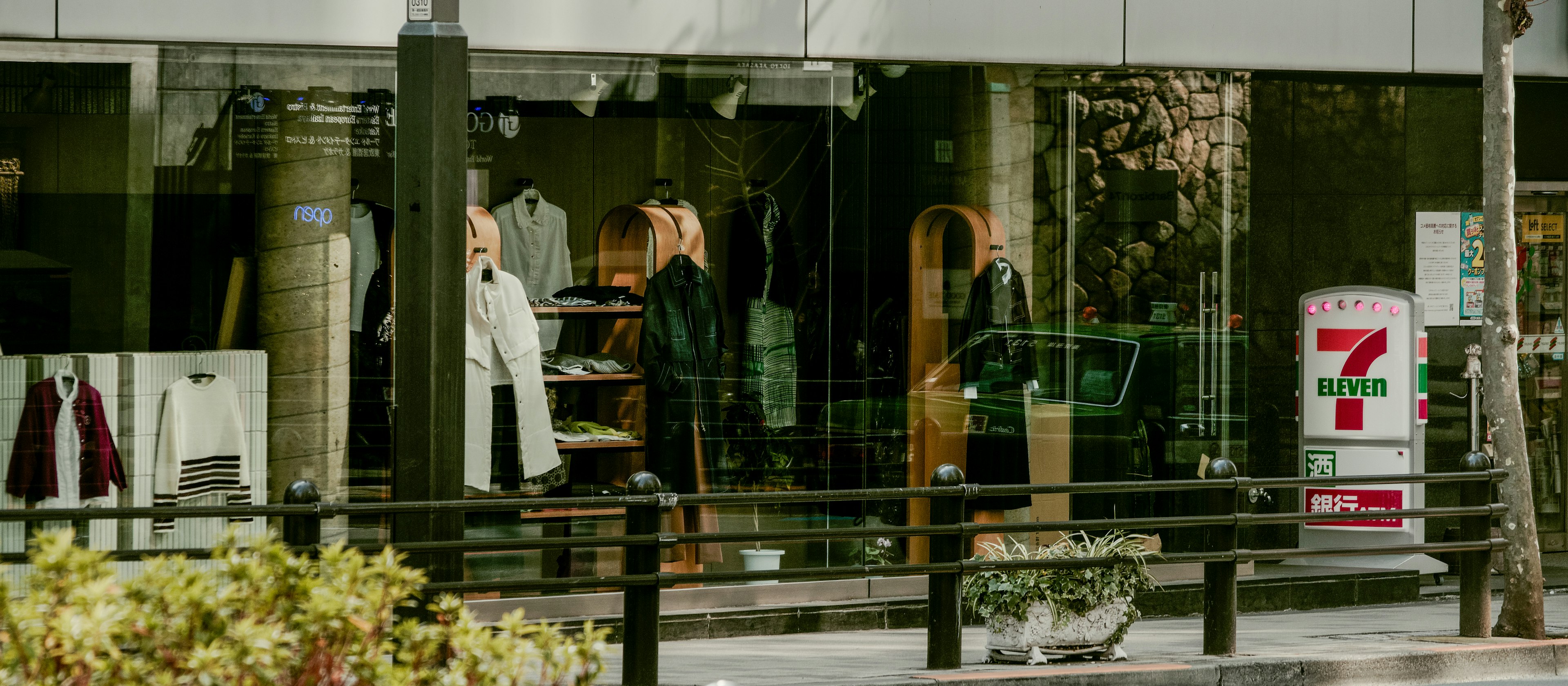 Artículos de moda y personas reflejadas en una ventana de tienda