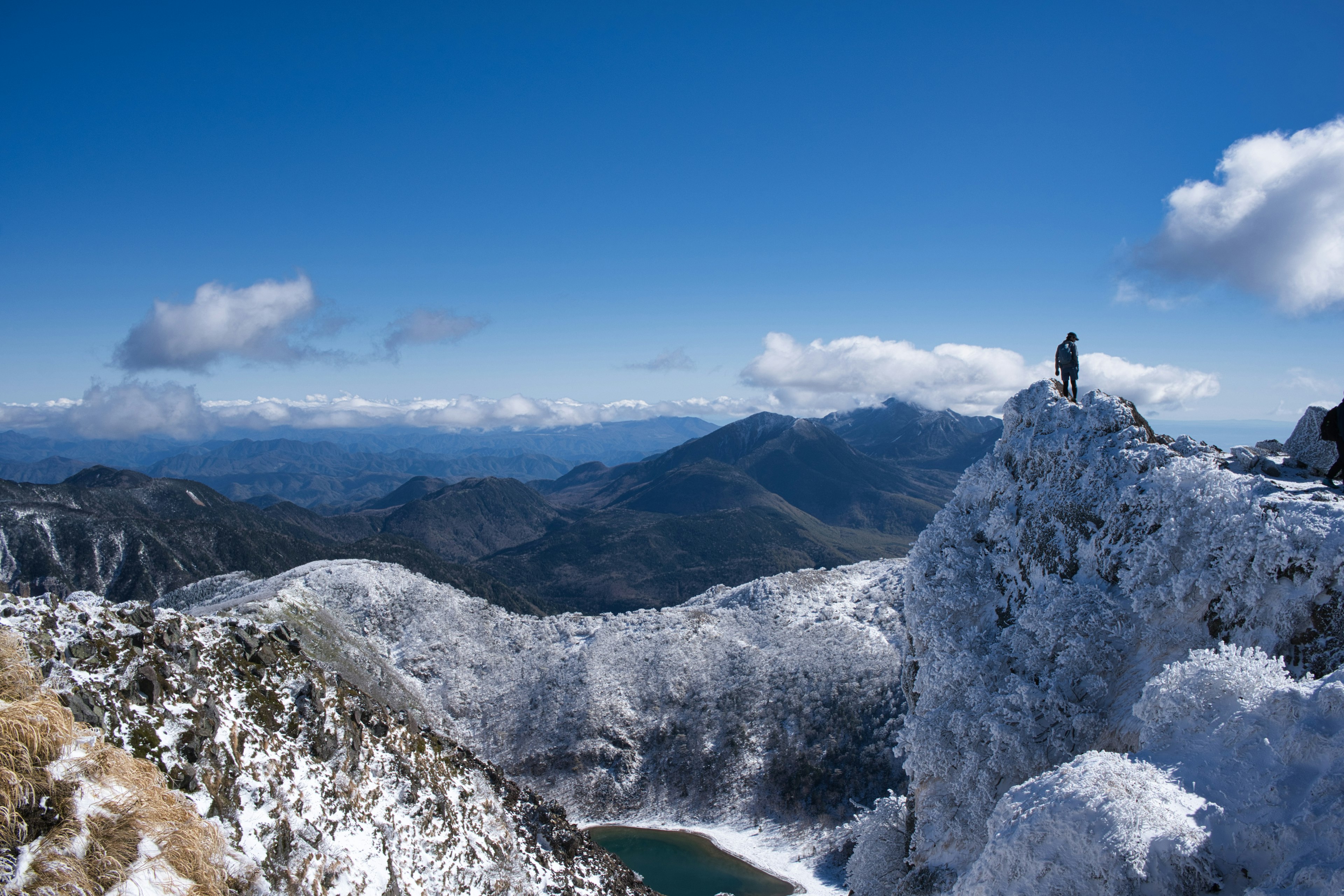 Cima de montaña cubierta de nieve con cielo azul claro