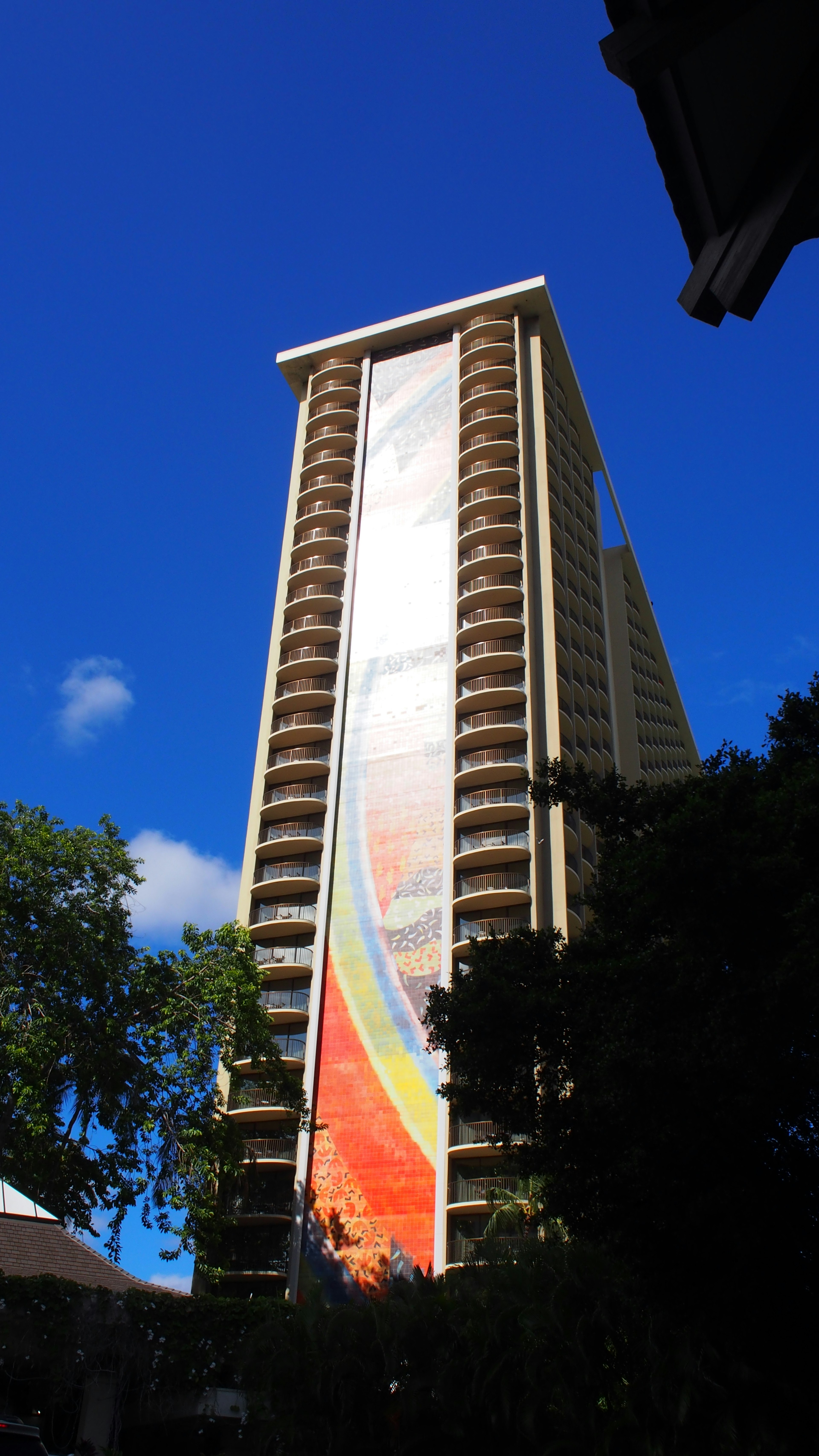 Edificio alto con una gran pancarta colorida exhibida