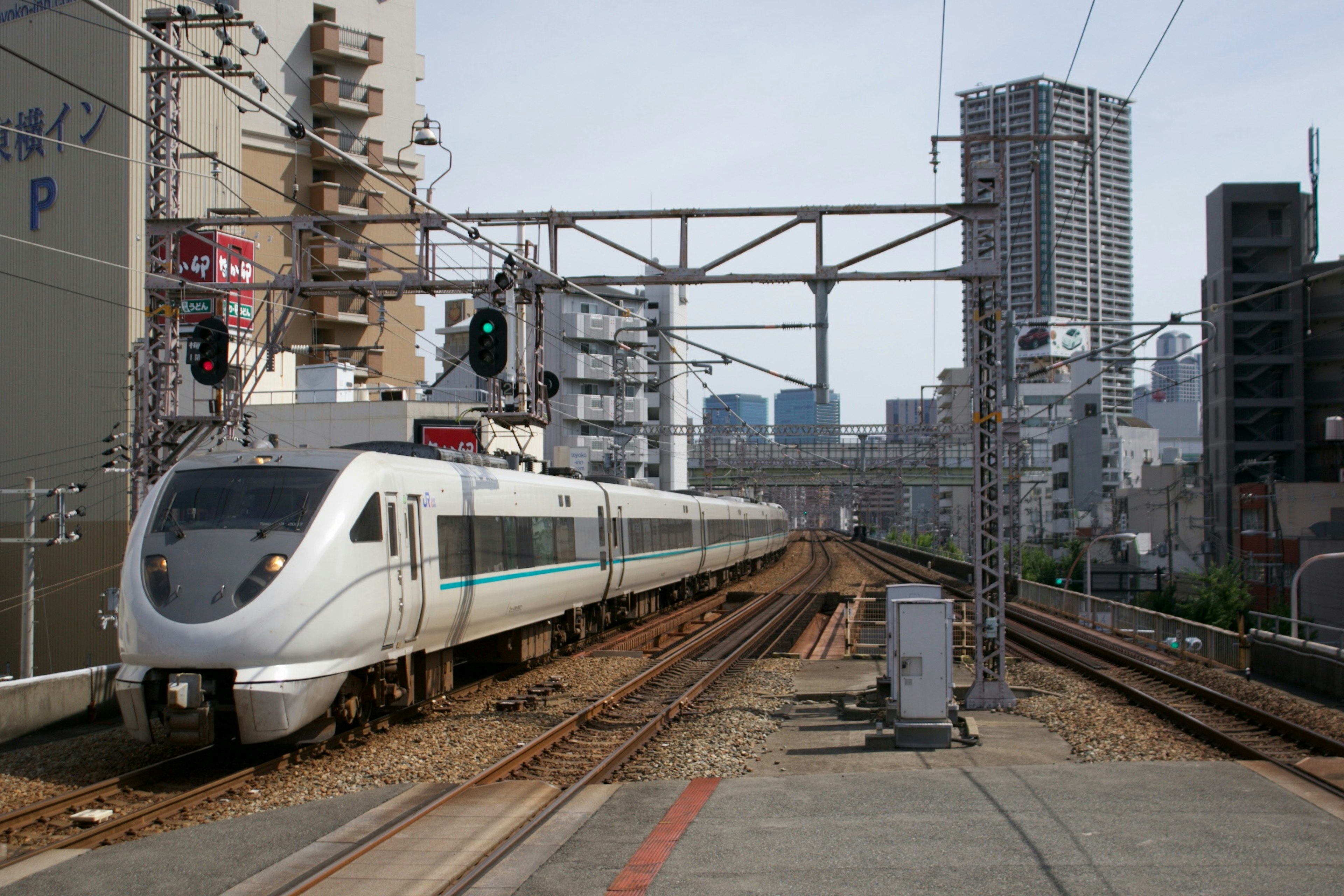 新幹線が都市の線路を走る風景