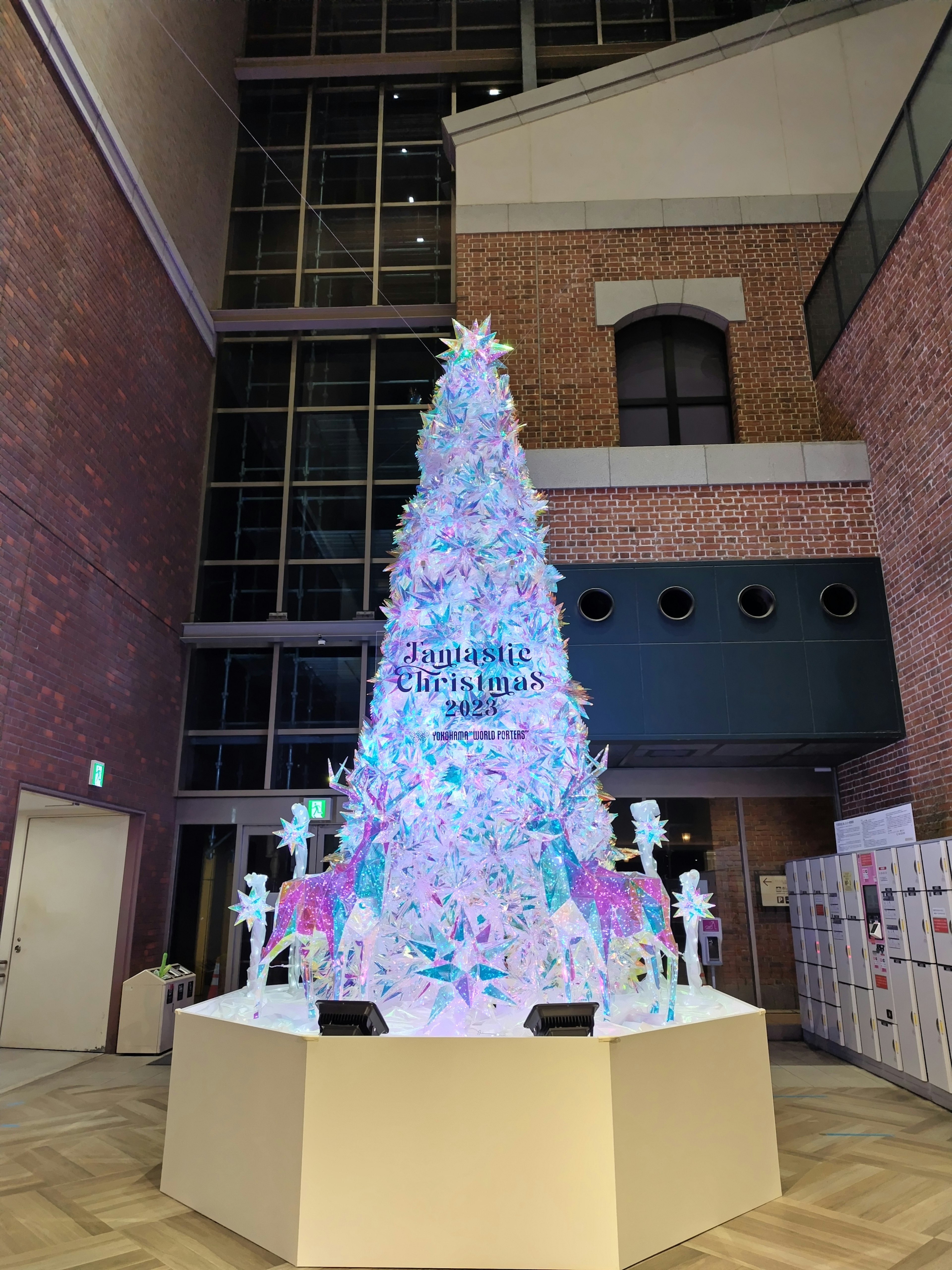 Albero di Natale splendidamente decorato con luci blu e rosa