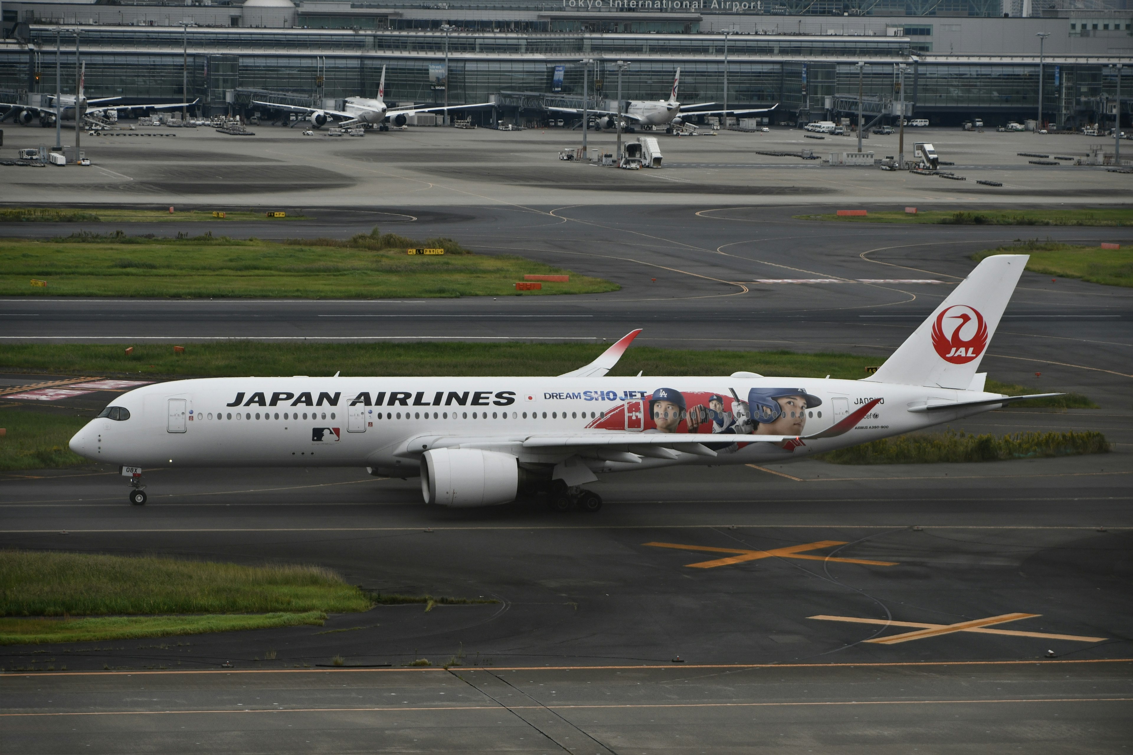 日本航空の旅客機が滑走路を走行している風景