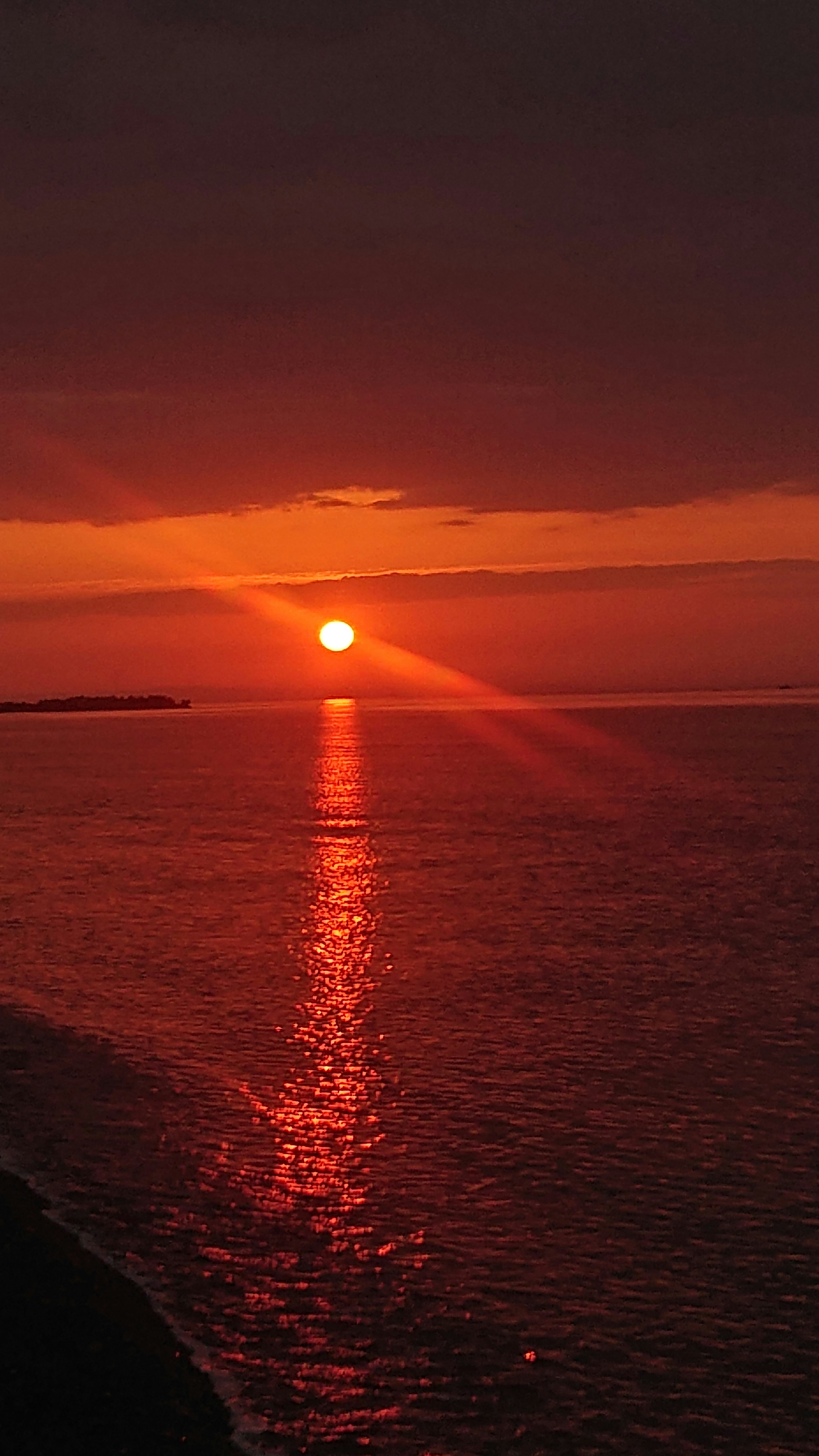 Un magnifique coucher de soleil se reflétant sur l'océan